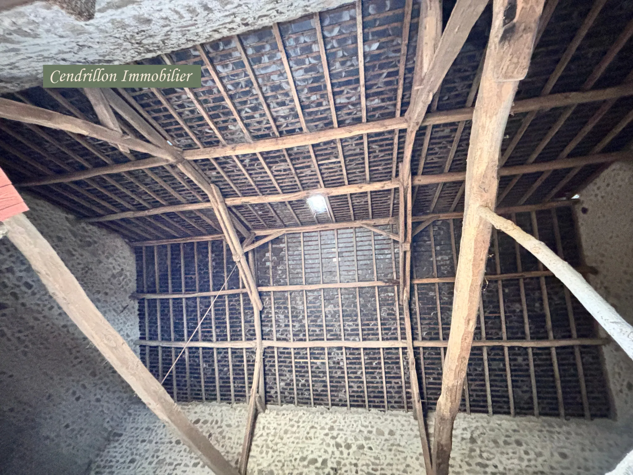 Maison en pierres à rénover avec jardin, grange et cave à St Dizier Leyrenne 