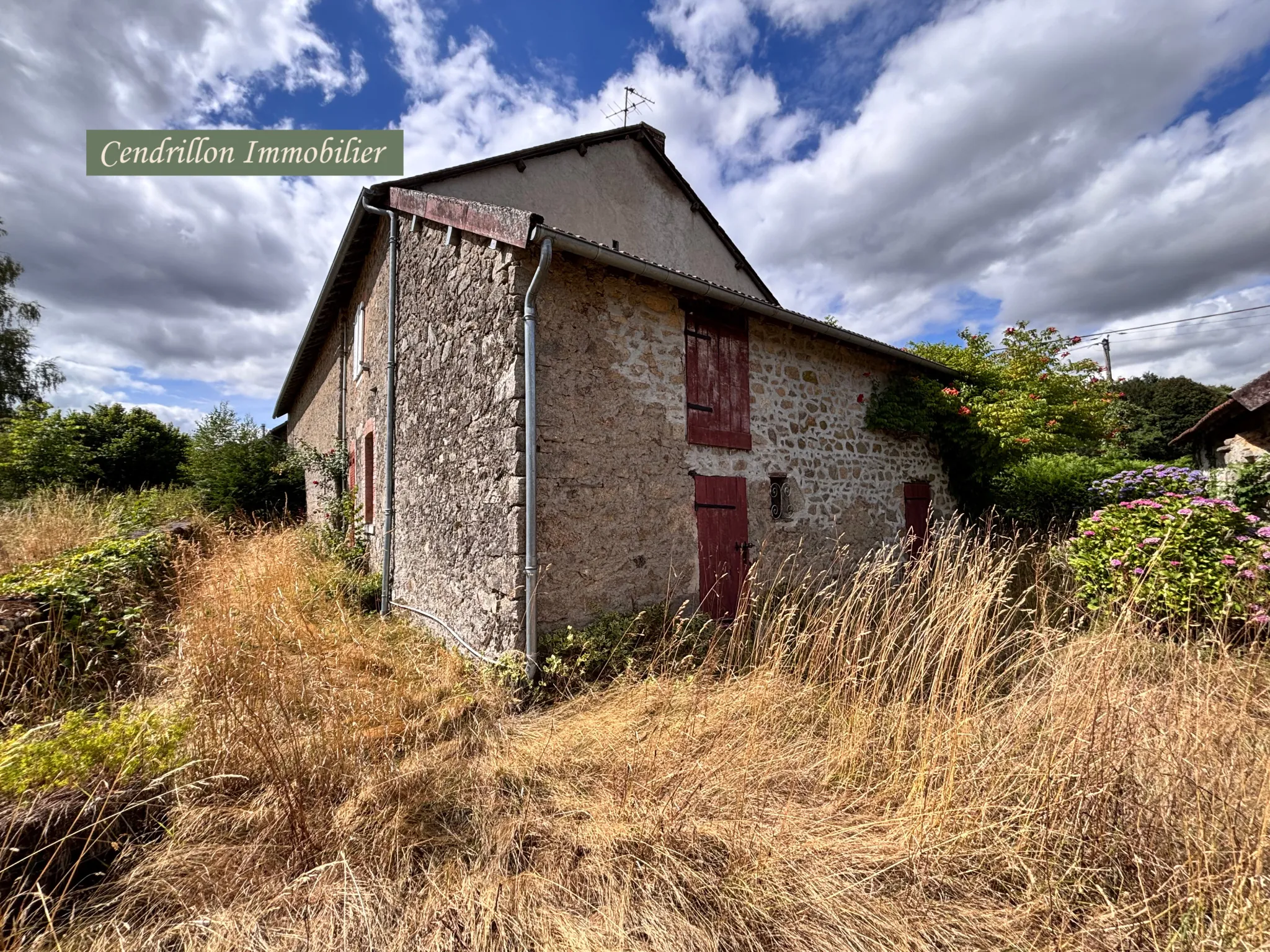 Maison en pierres à rénover avec jardin, grange et cave à St Dizier Leyrenne 