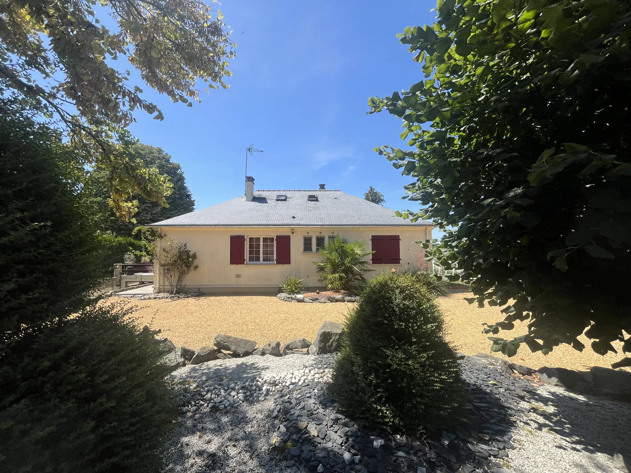 Maison en bord de rivière avec jardin, terrasse et piscine à Parce-sur-Sarthe