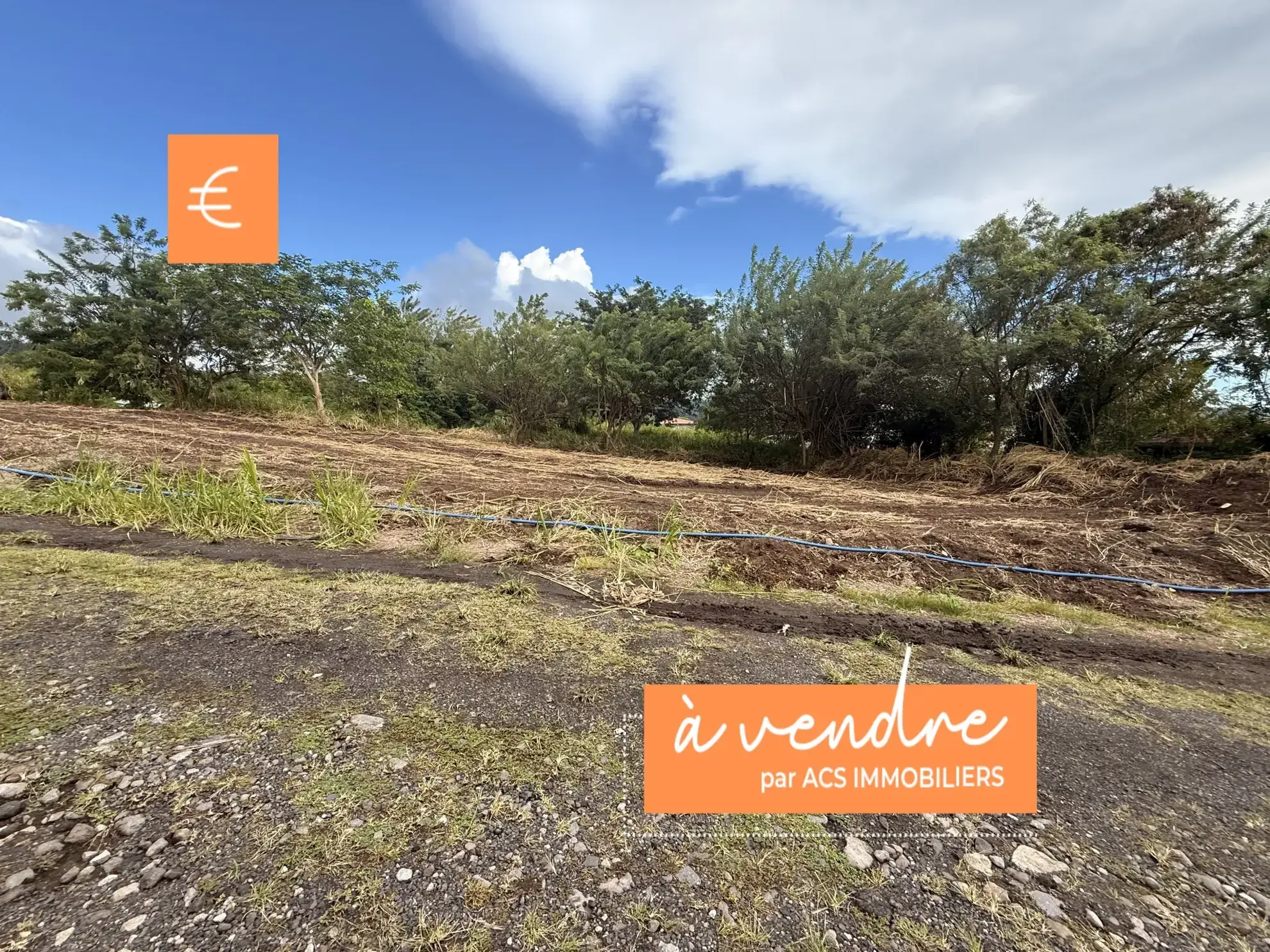 Terrain constructible de 442 m² à Saint-Pierre avec vue Montagne Pélée