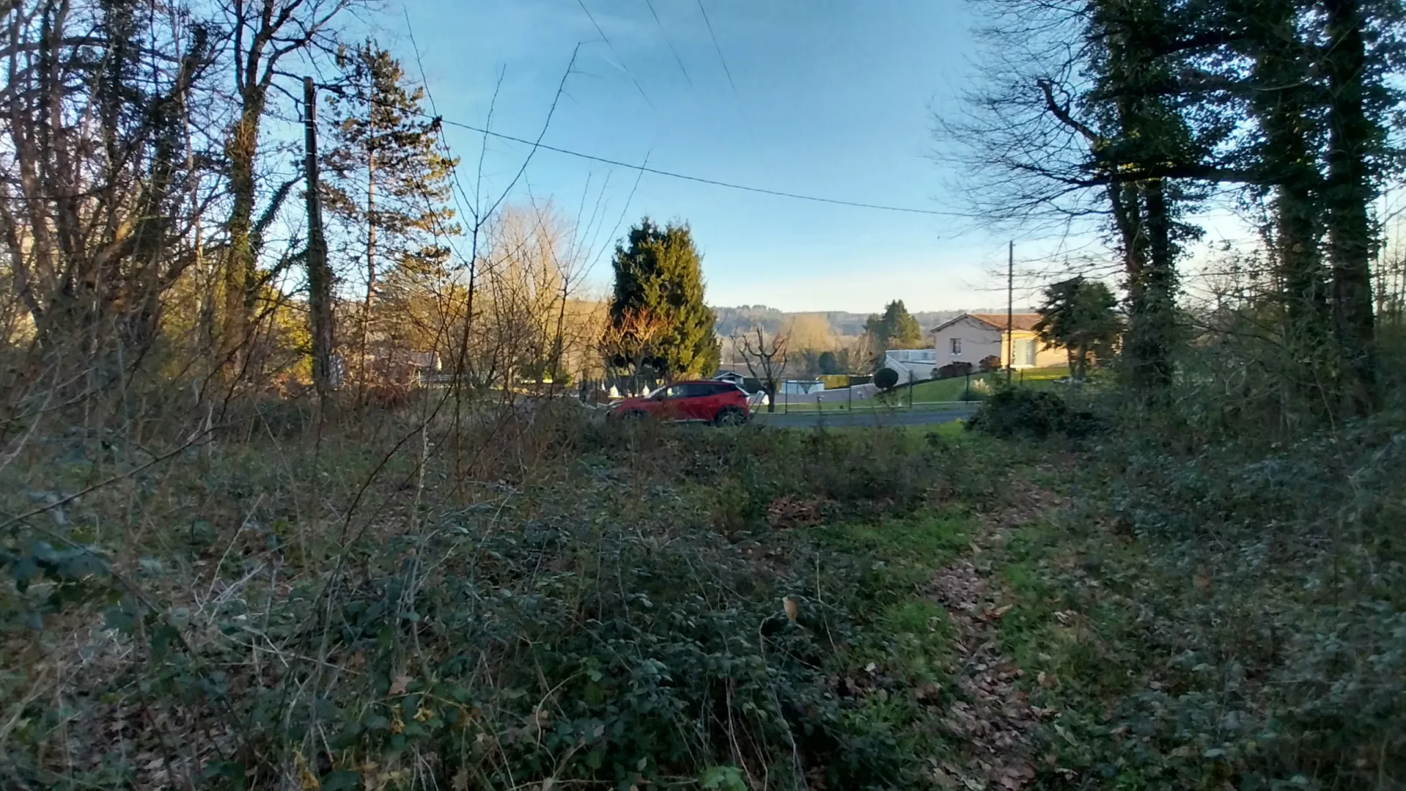 Terrain constructible de 1939 m² à Château l’Évêque, vue bois