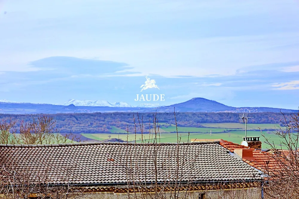 Maison de 113 m² avec terrasse dans village protégé proche d'Issoire