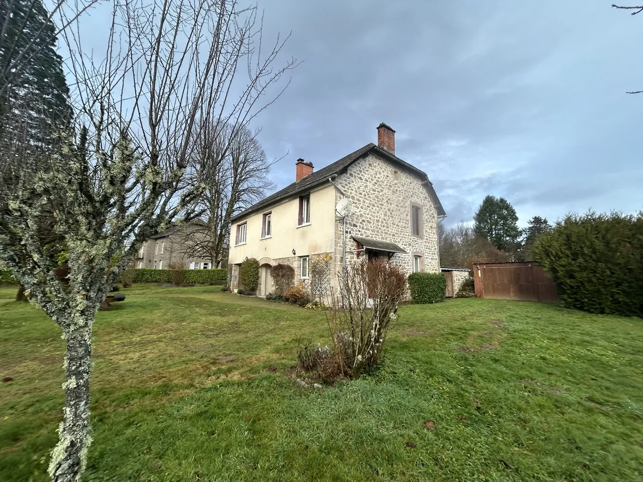 Maison en pierre spacieuse avec grand terrain à Rosiers-d’Égletons, Corrèze