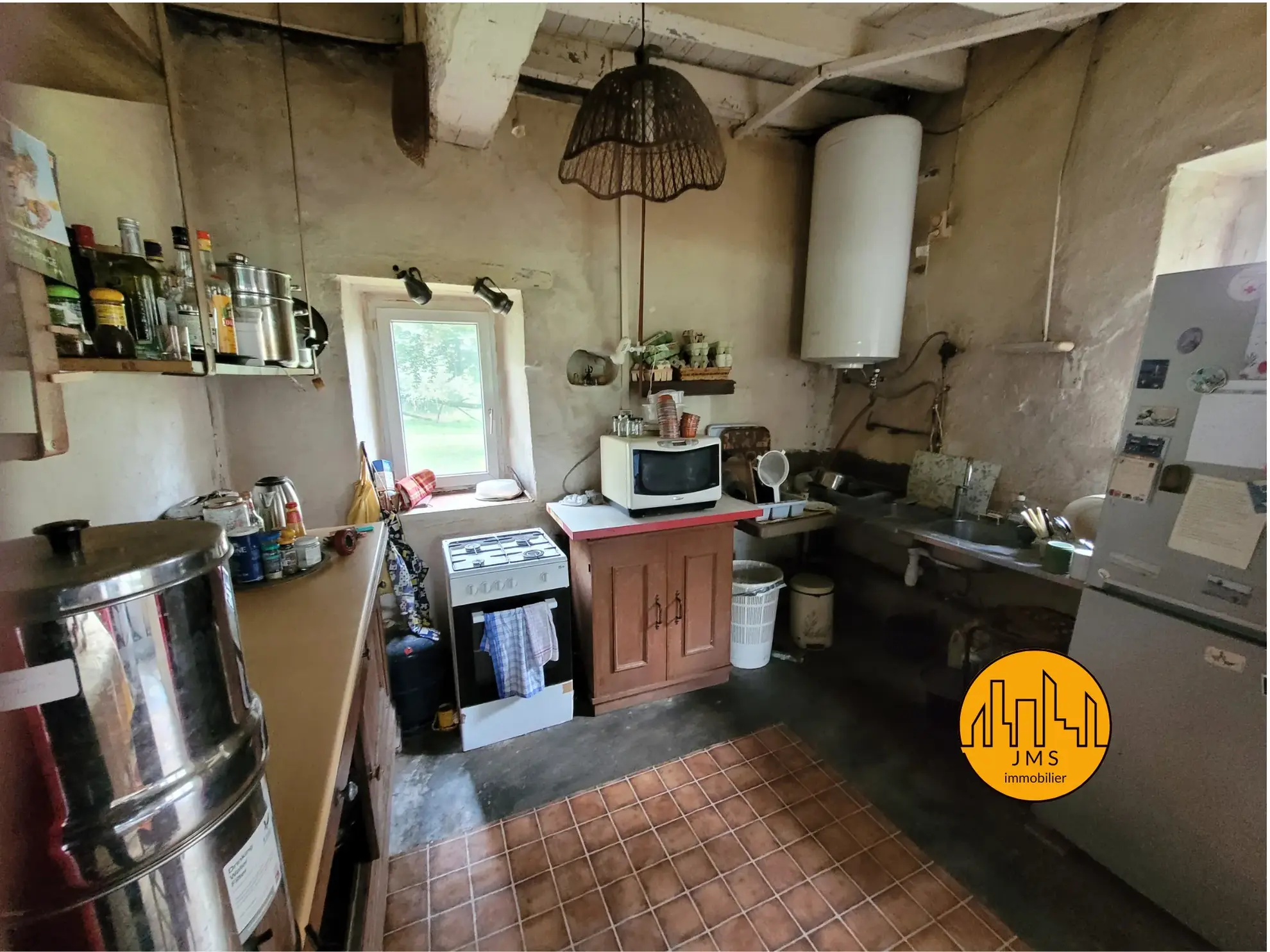 Charmante propriété à rénover avec longère et tour en pierre à Chatillon 