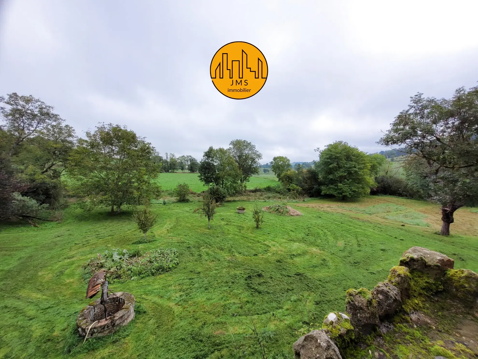 Charmante propriété à rénover avec longère et tour en pierre à Chatillon 