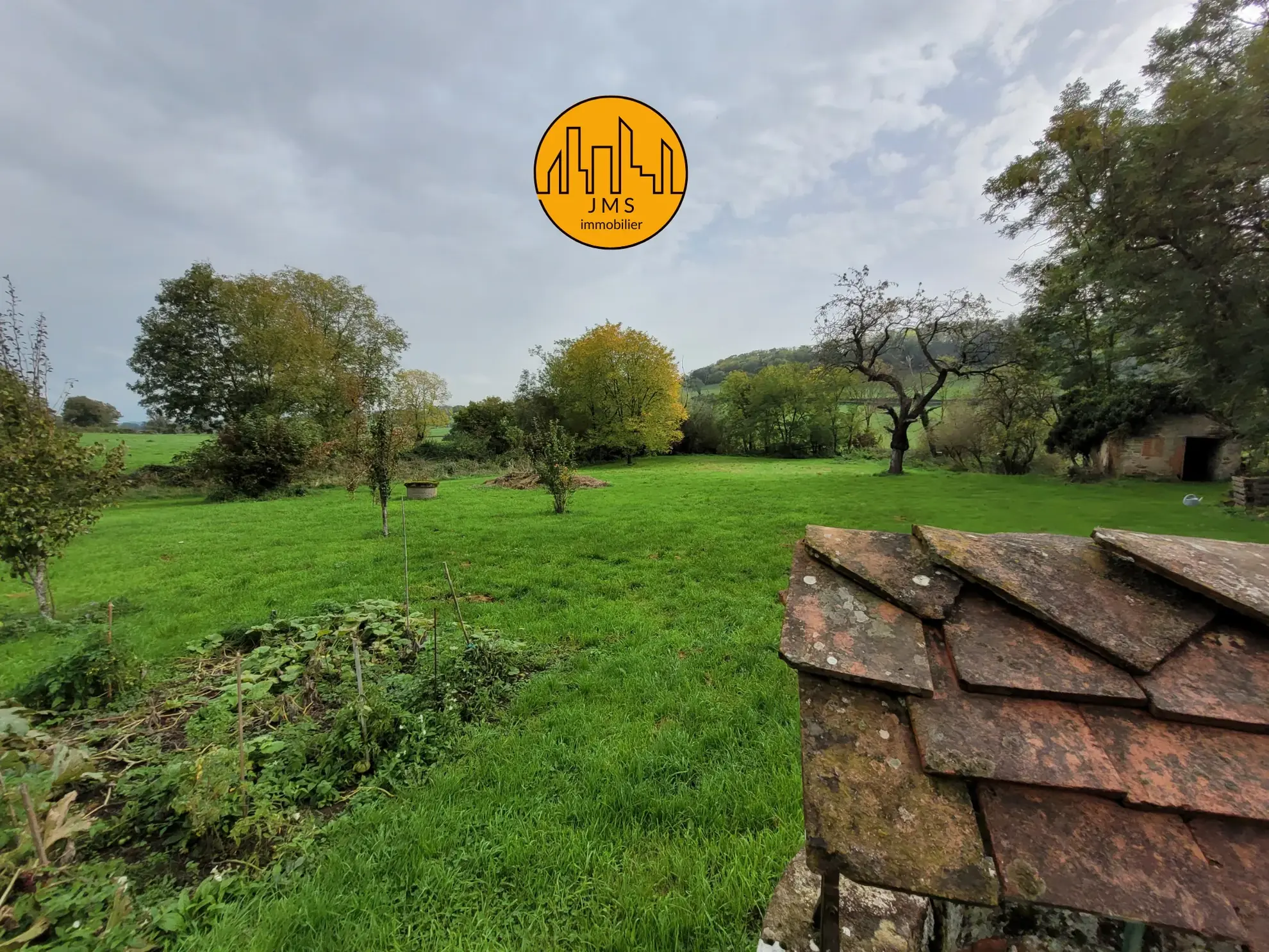 Charmante propriété à rénover avec longère et tour en pierre à Chatillon 