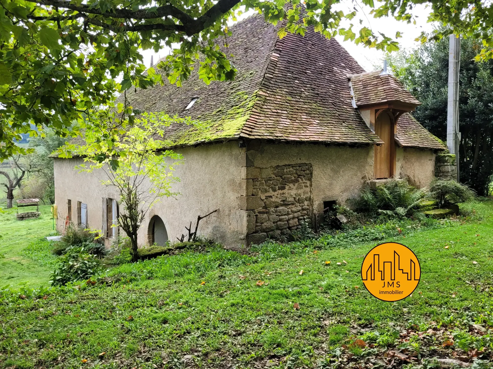 Charmante propriété à rénover avec longère et tour en pierre à Chatillon 