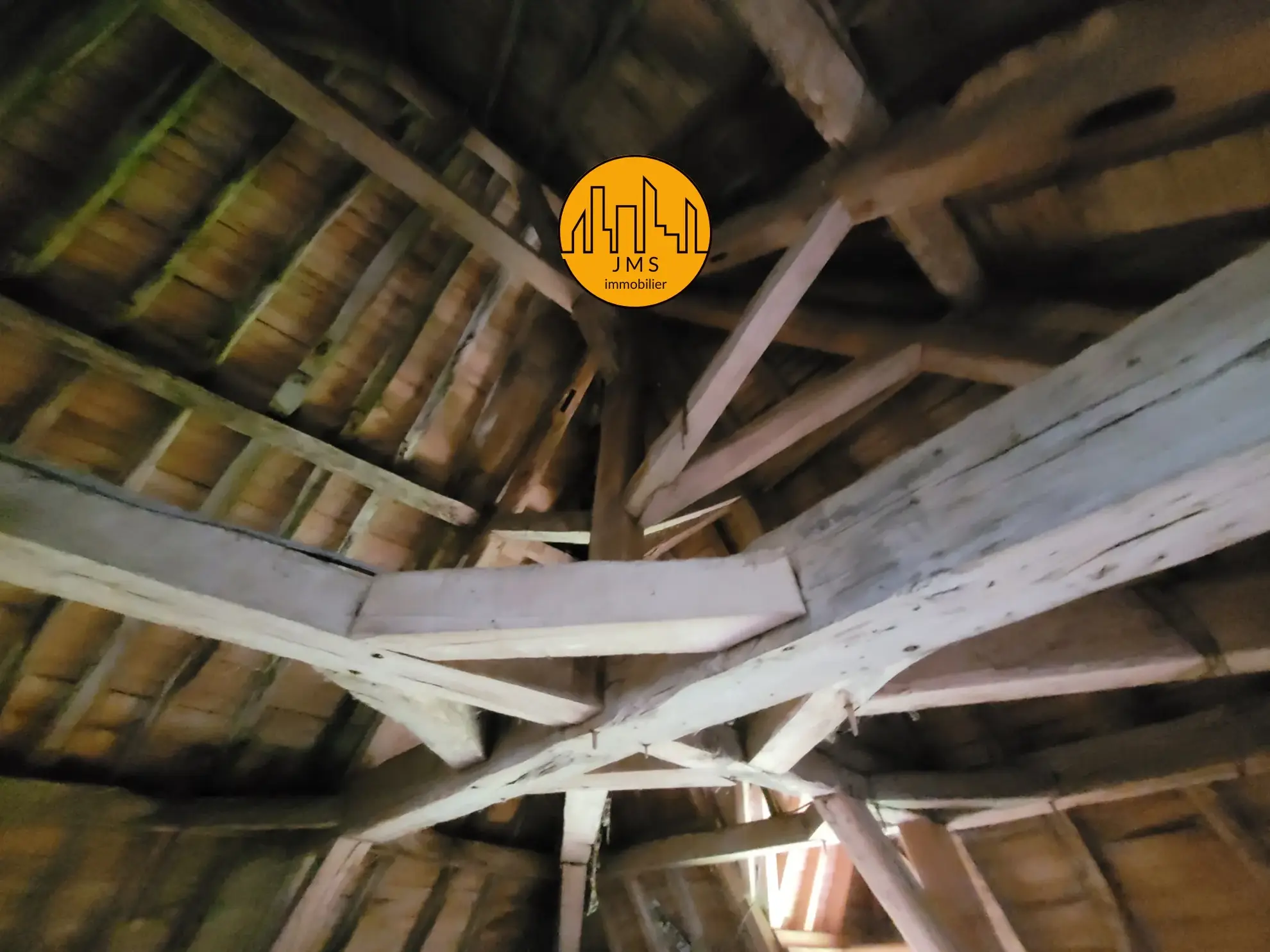 Charmante propriété à rénover avec longère et tour en pierre à Chatillon 