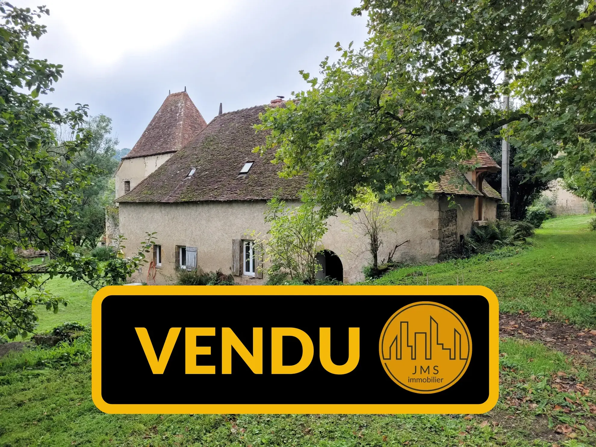 Charmante propriété à rénover avec longère et tour en pierre à Chatillon 