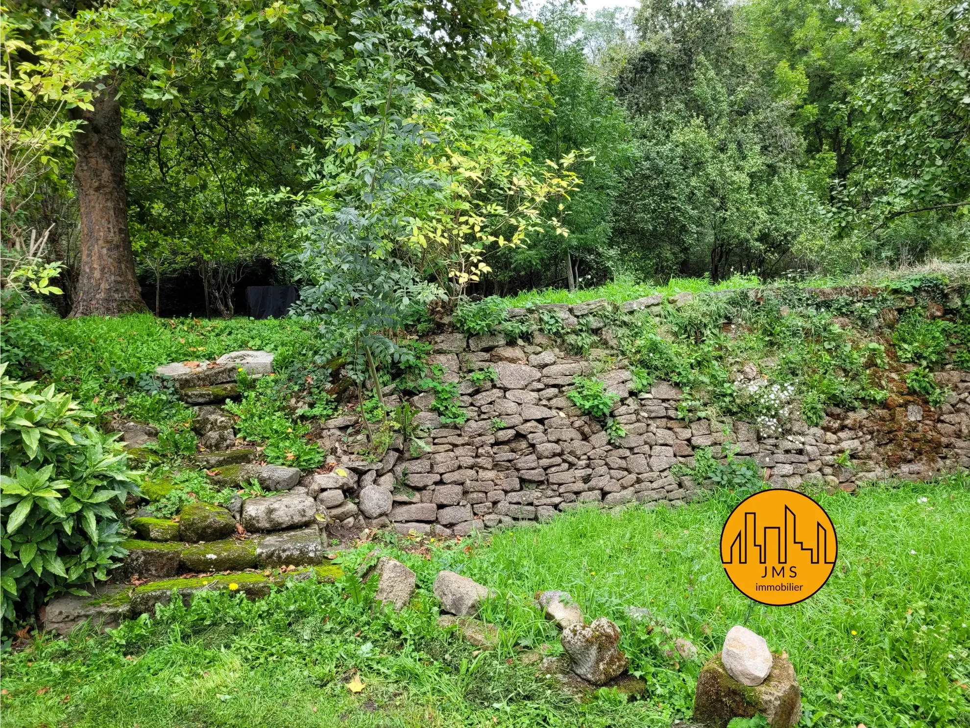 Charmante propriété à rénover avec longère et tour en pierre à Chatillon 