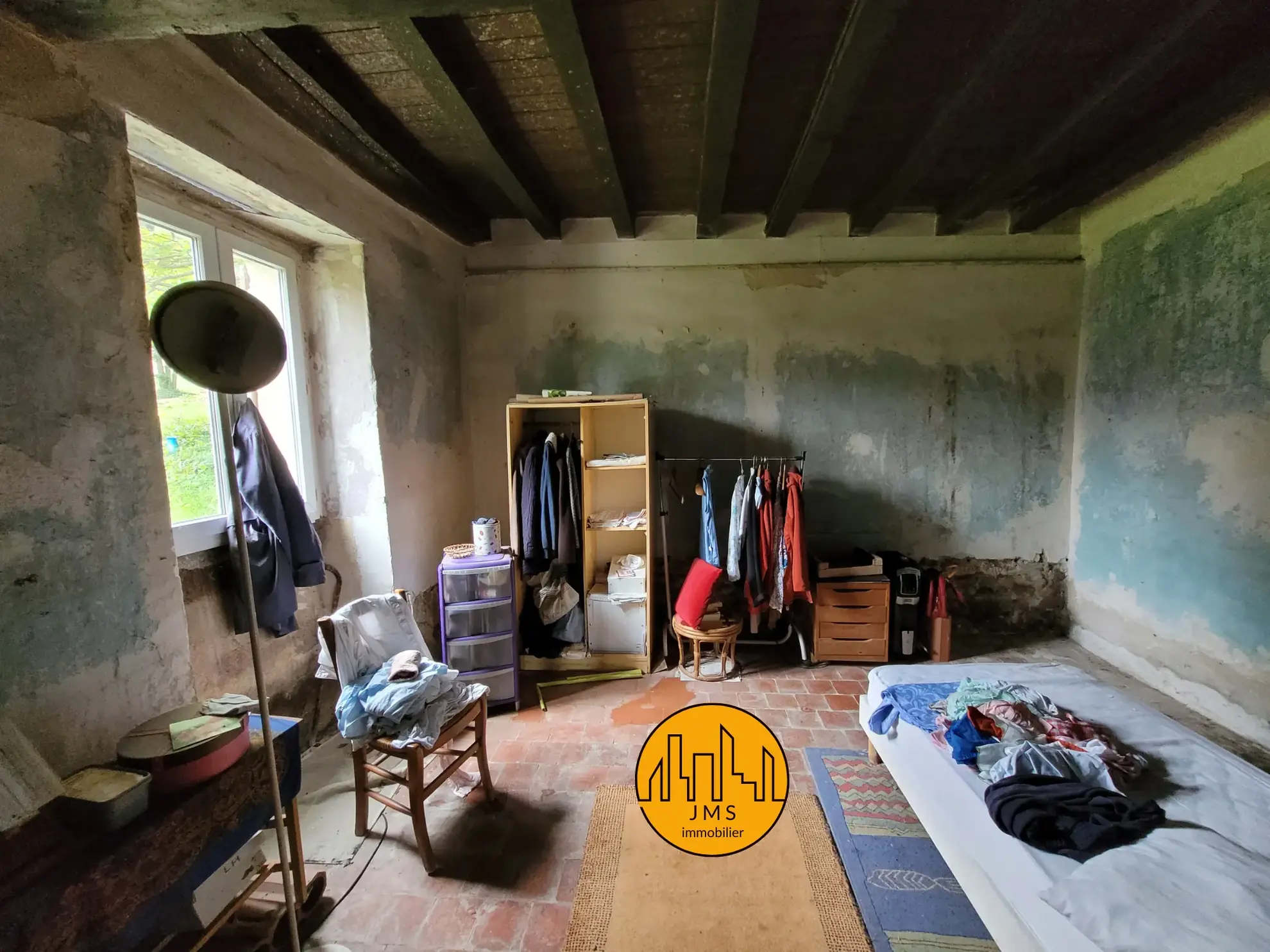 Charmante propriété à rénover avec longère et tour en pierre à Chatillon 