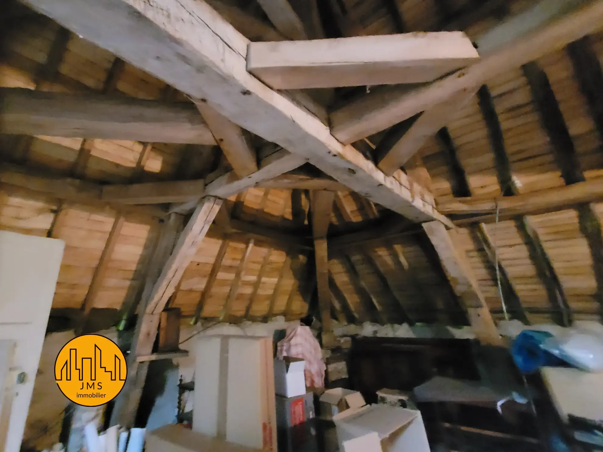 Charmante propriété à rénover avec longère et tour en pierre à Chatillon 