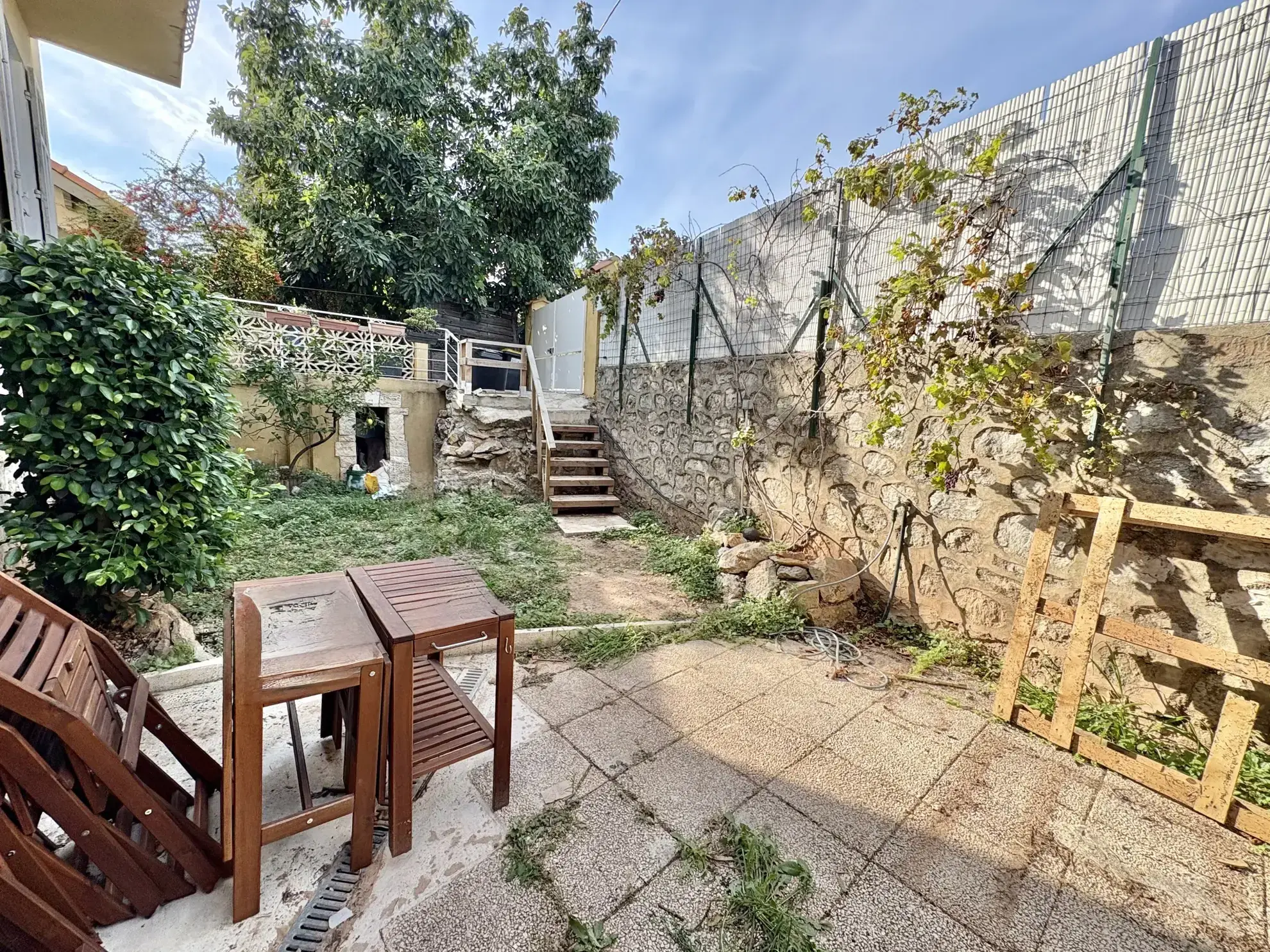 Haut de villa traversant à Toulon Est avec extérieur privé et cave aménagée 