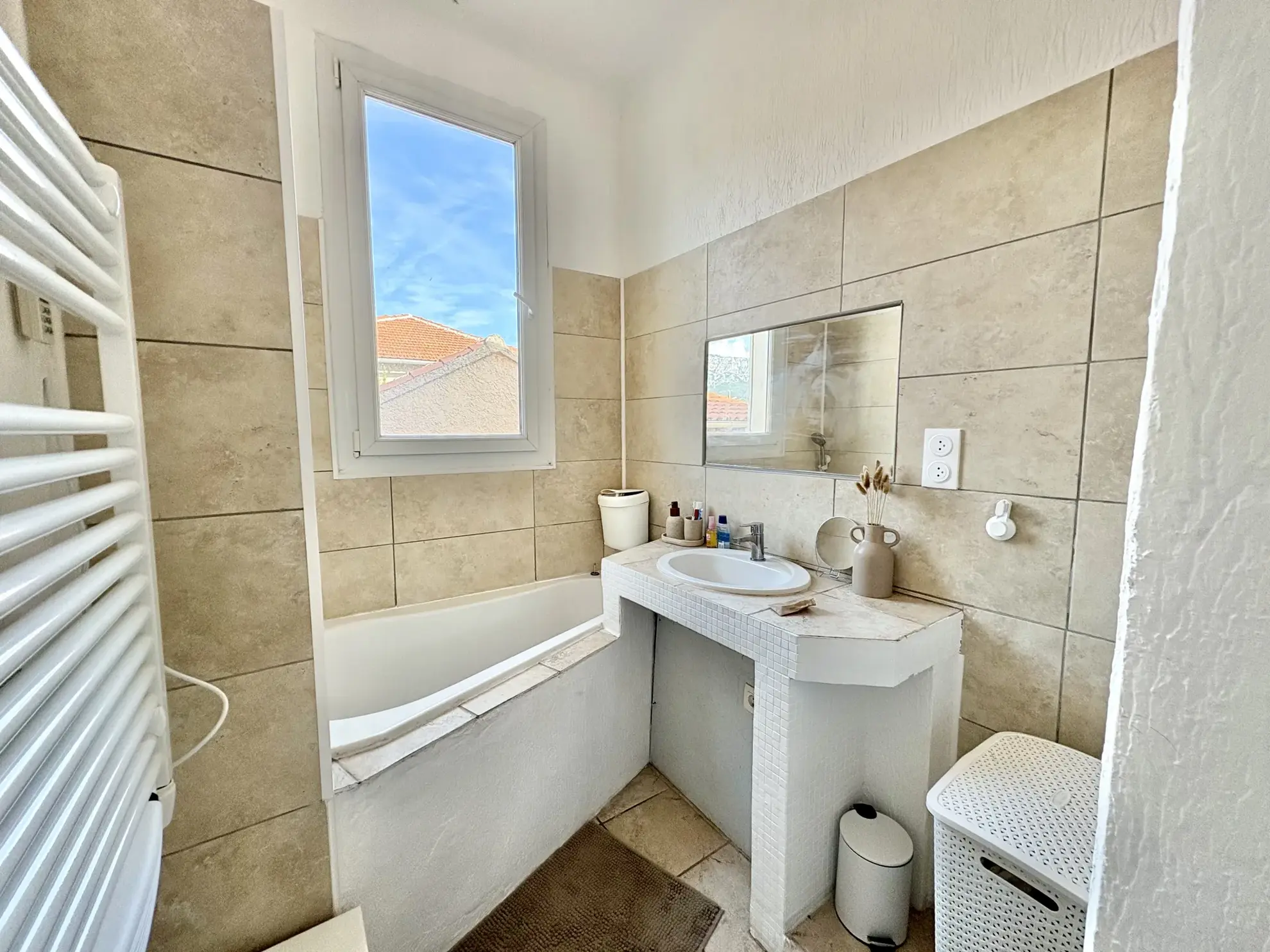 Haut de villa traversant à Toulon Est avec extérieur privé et cave aménagée 