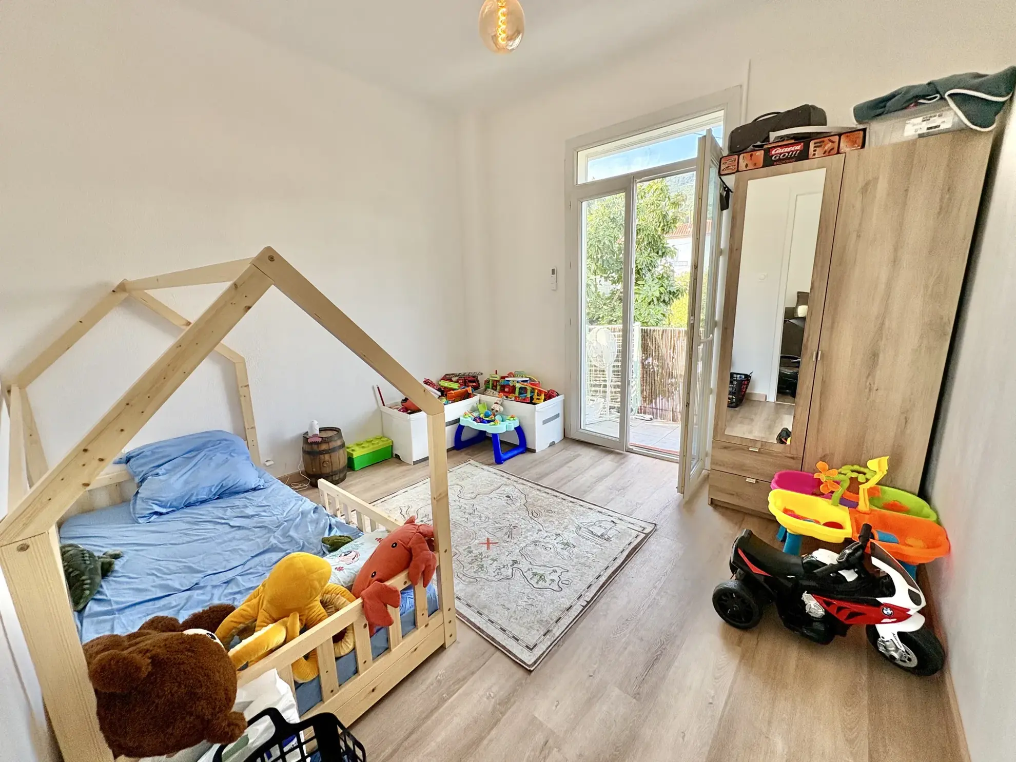 Haut de villa traversant à Toulon Est avec extérieur privé et cave aménagée 