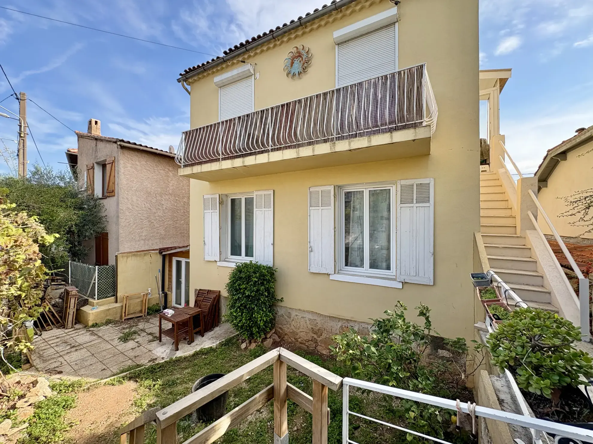 Haut de villa traversant à Toulon Est avec extérieur privé et cave aménagée