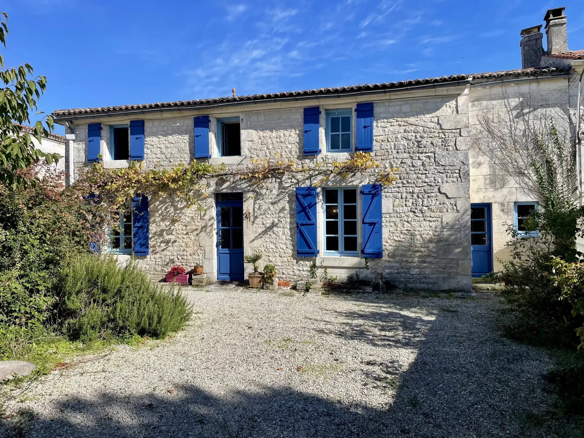 Maison charentaise avec jardin et dépendances à Crazannes