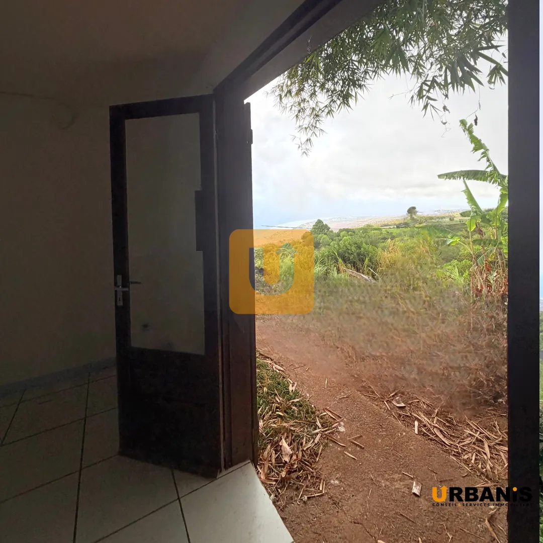 Maison F3 à vendre à Trois Bassins avec vue sur le littoral 