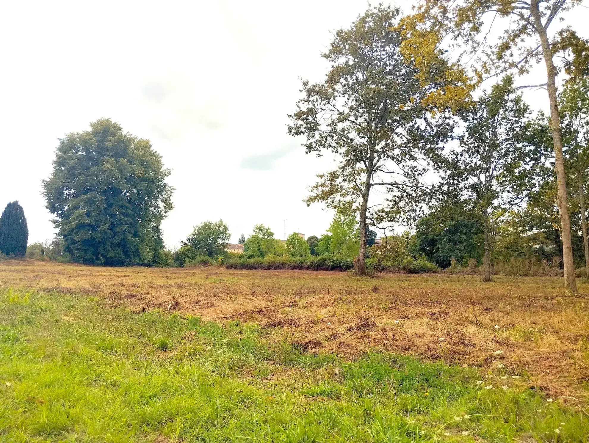 Terrain à bâtir de 2970 m² à Targon, emplacement idéal en cœur de village