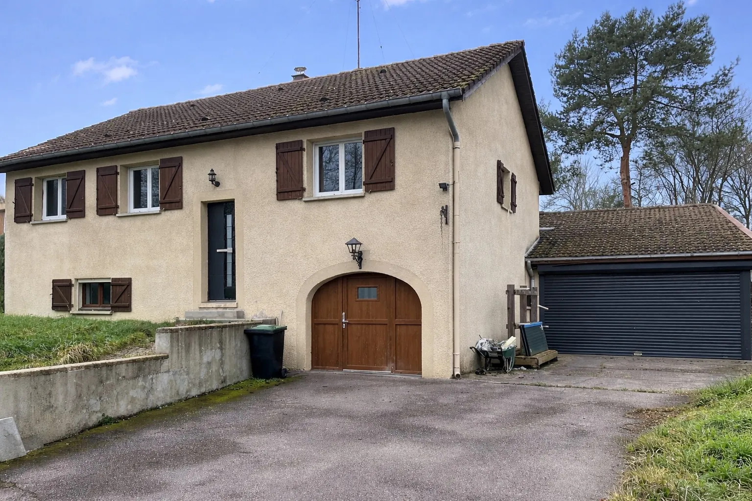 Maison rénovée de 175 m² avec jardin et garage à Thaon-les-Vosges