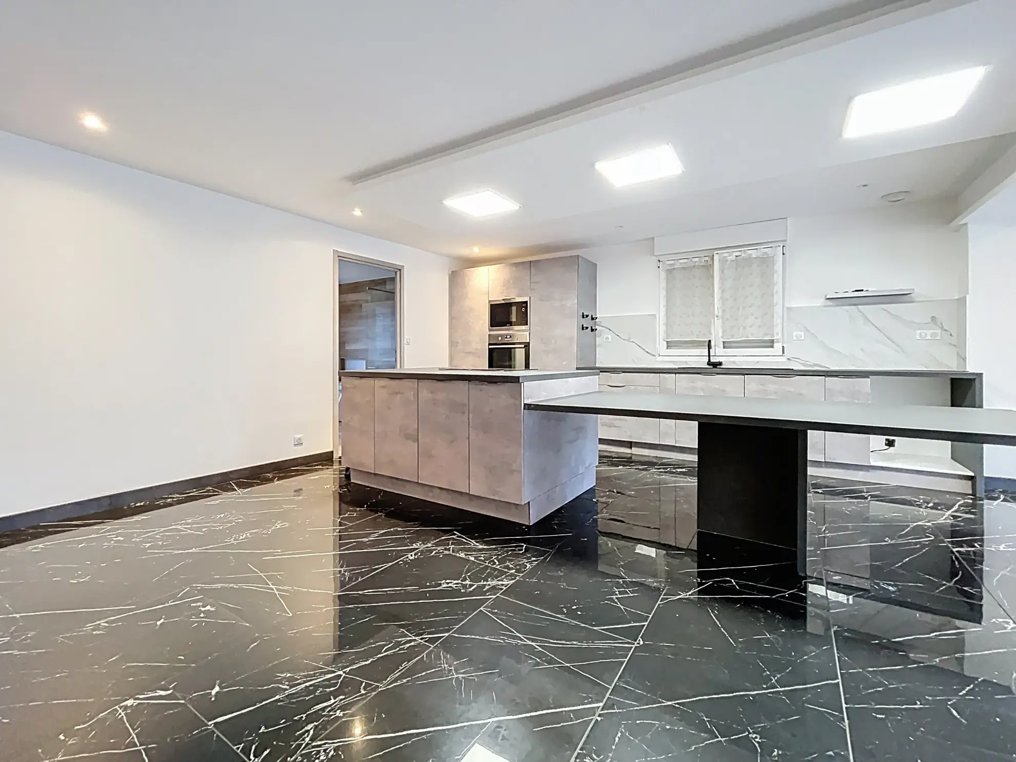 Maison rénovée de 175 m² avec jardin et garage à Thaon-les-Vosges 