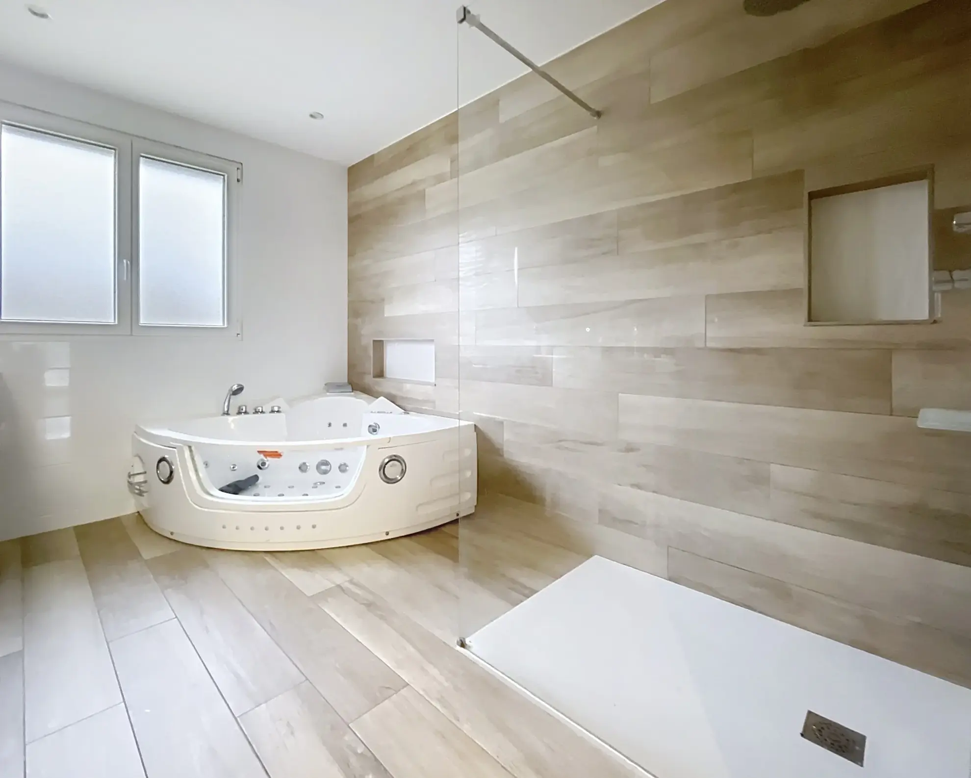 Maison rénovée de 175 m² avec jardin et garage à Thaon-les-Vosges 