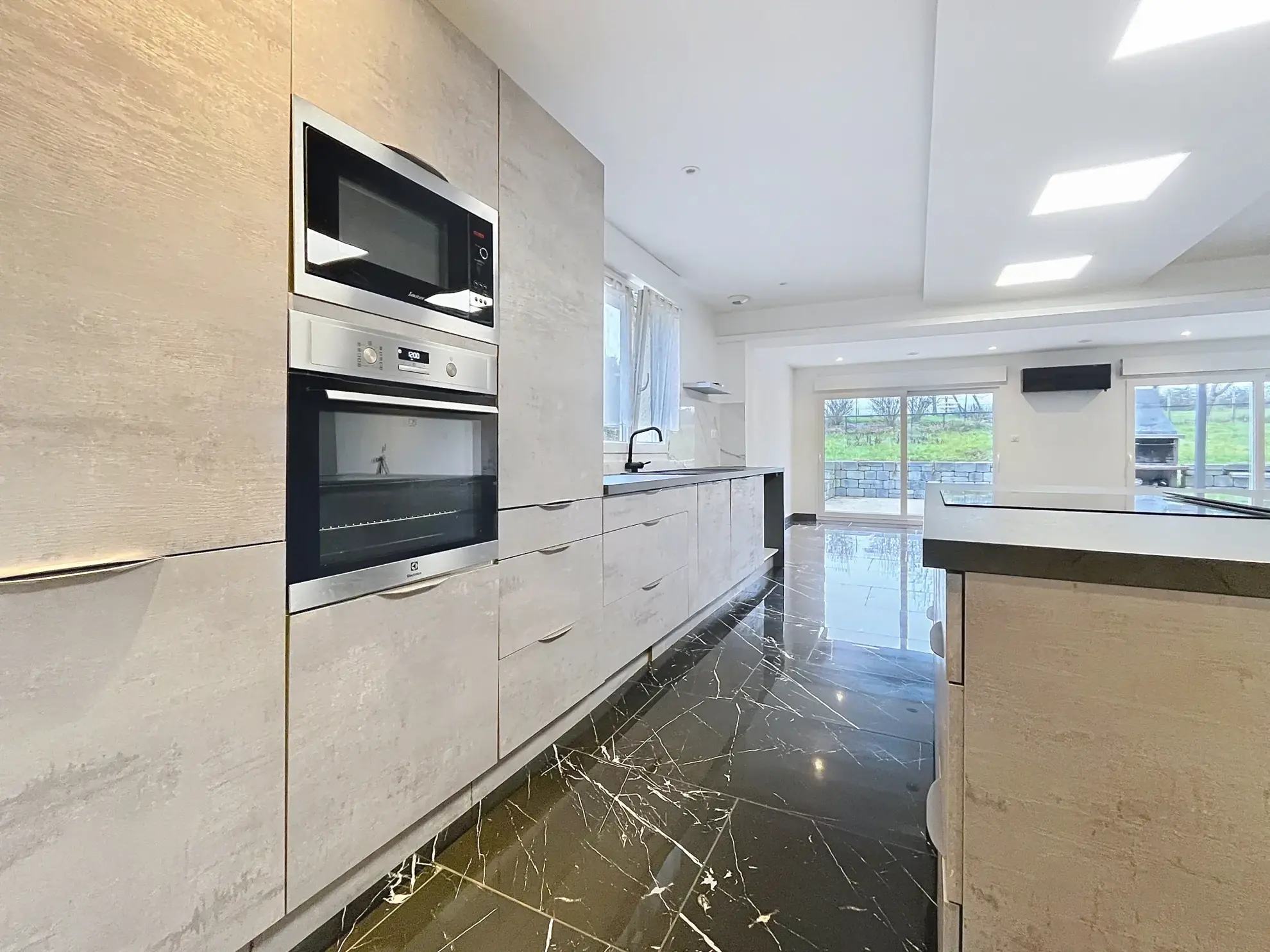 Maison rénovée de 175 m² avec jardin et garage à Thaon-les-Vosges 