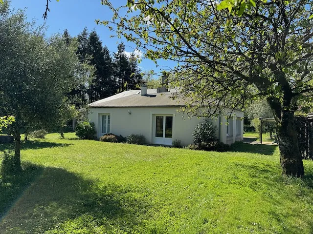 Belle maison en pierre avec grand terrain à Saint-Jean-d'Hermine 