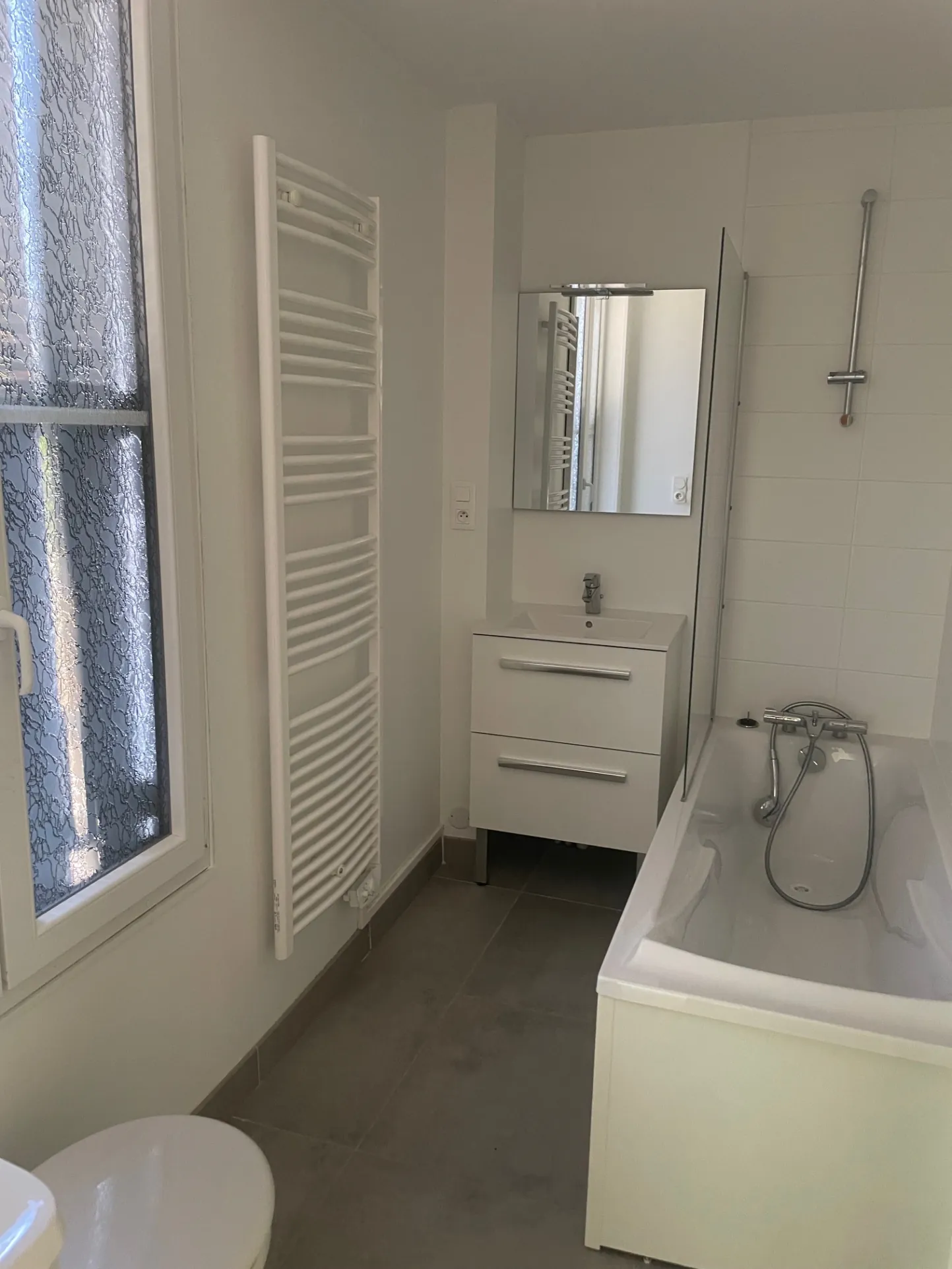 Triplex de 97 m² à Sainte Savine avec terrasse et parking, idéal investissement ou famille 