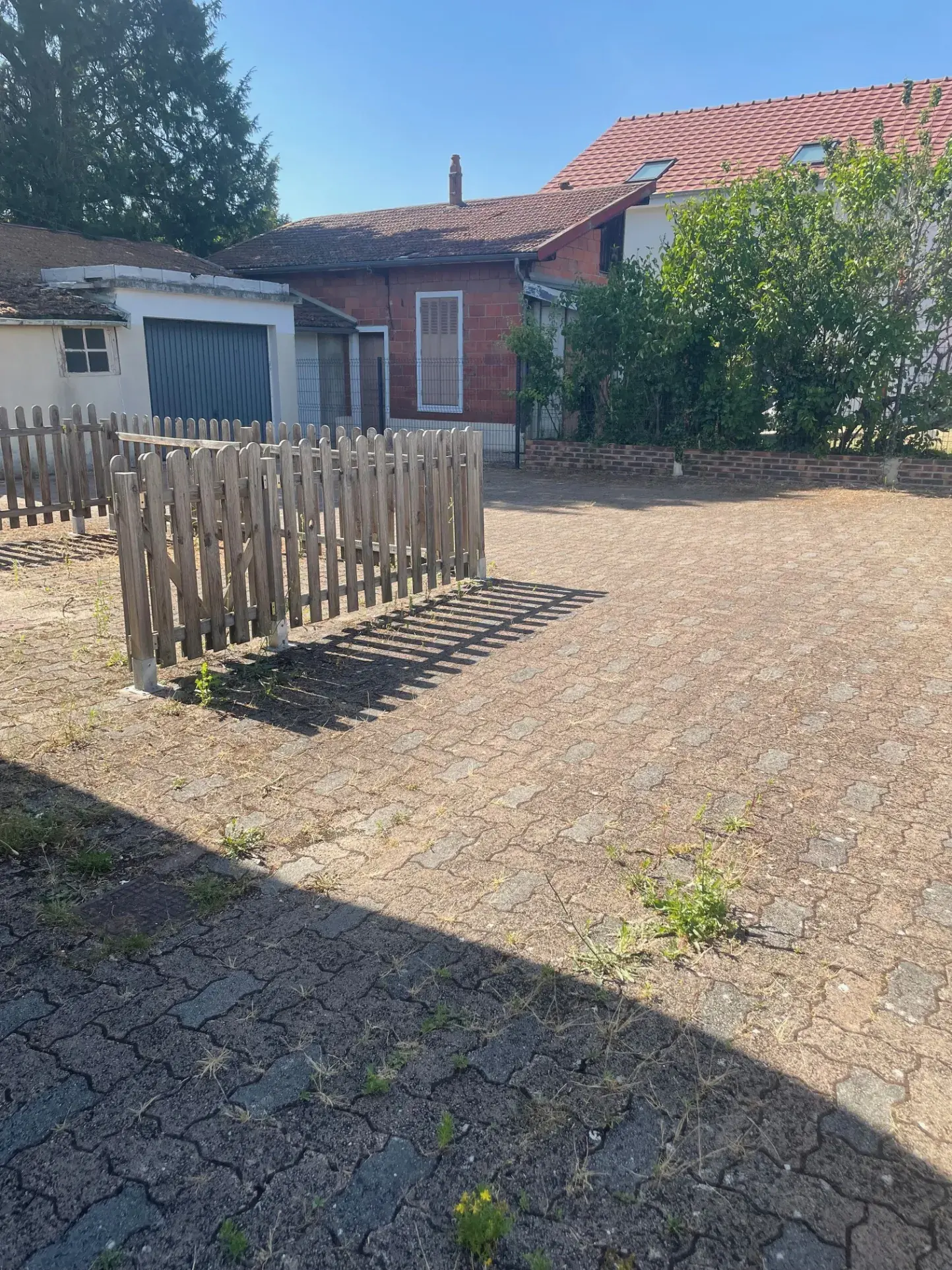 Triplex de 97 m² à Sainte Savine avec terrasse et parking, idéal investissement ou famille 