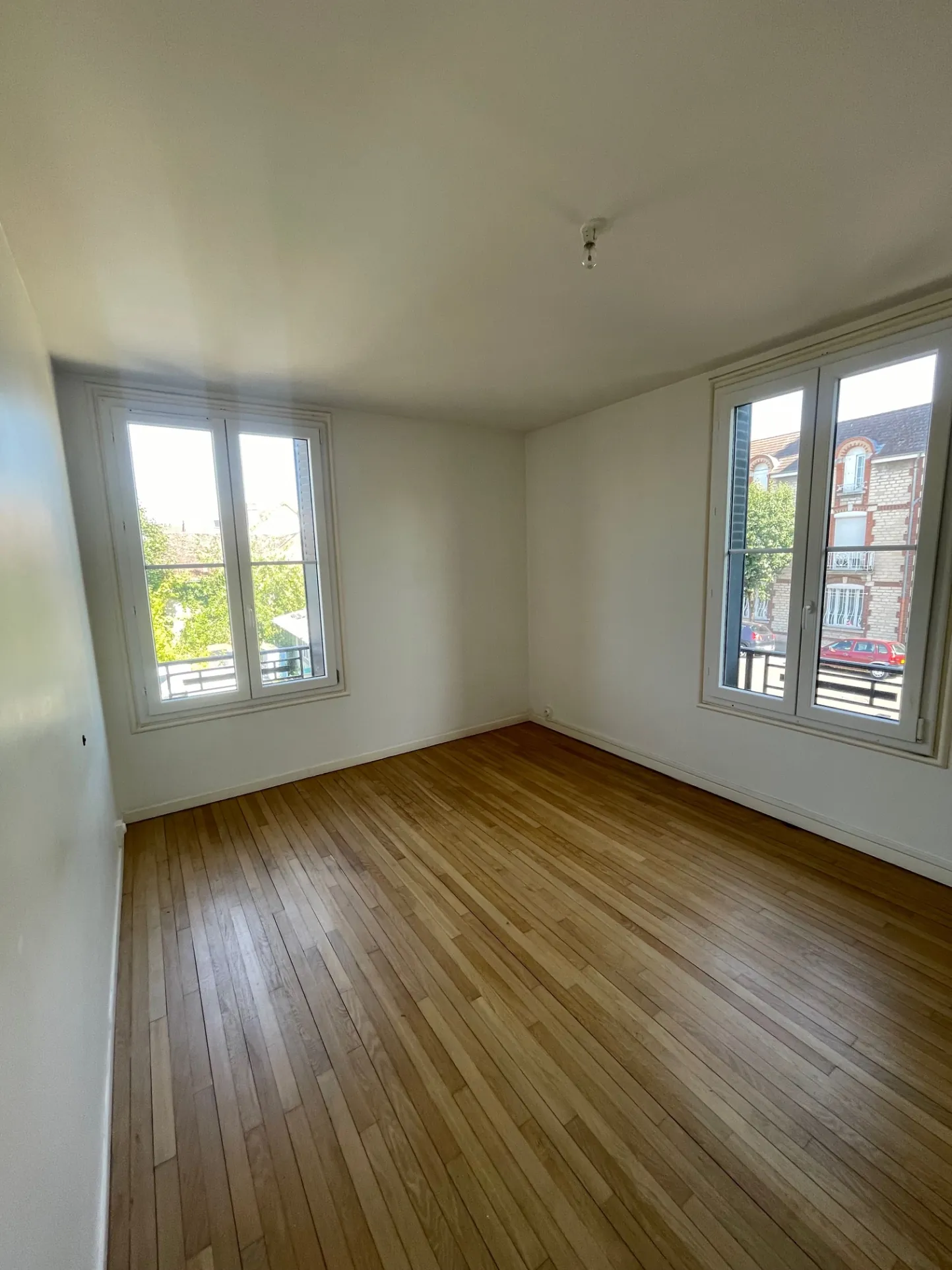 Triplex de 97 m² à Sainte Savine avec terrasse et parking, idéal investissement ou famille 