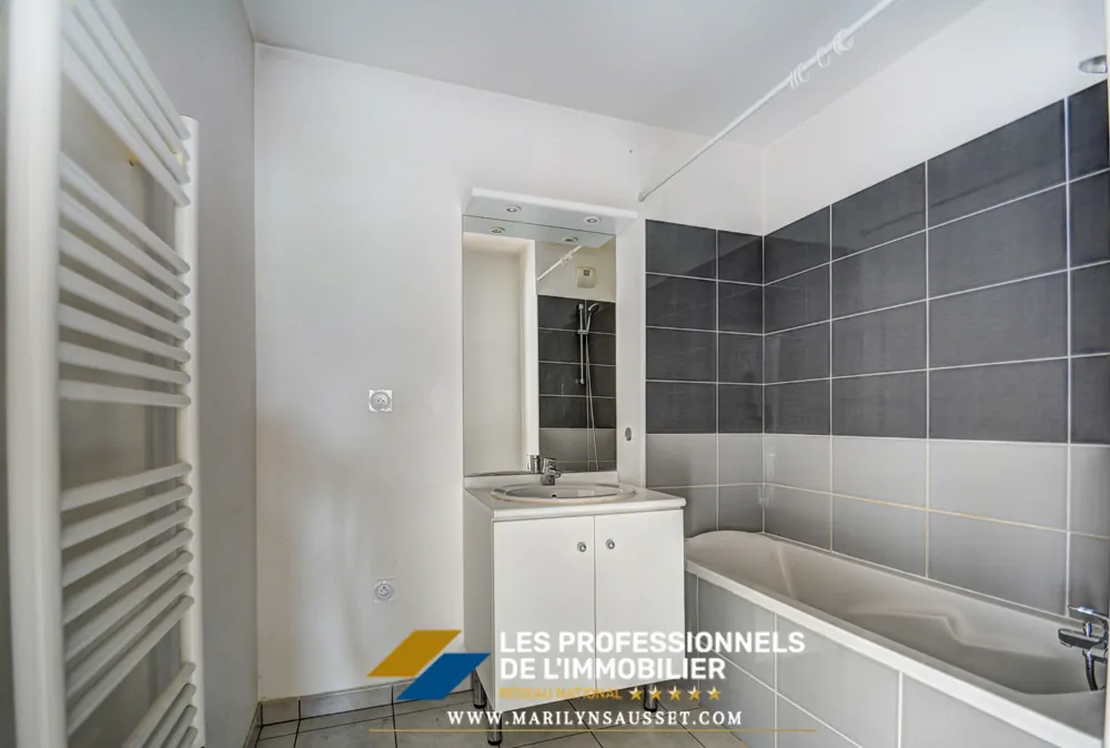 Appartement 3 pièces de 60 m² avec double parking à Meyzieu, résidence récente et sécurisée 