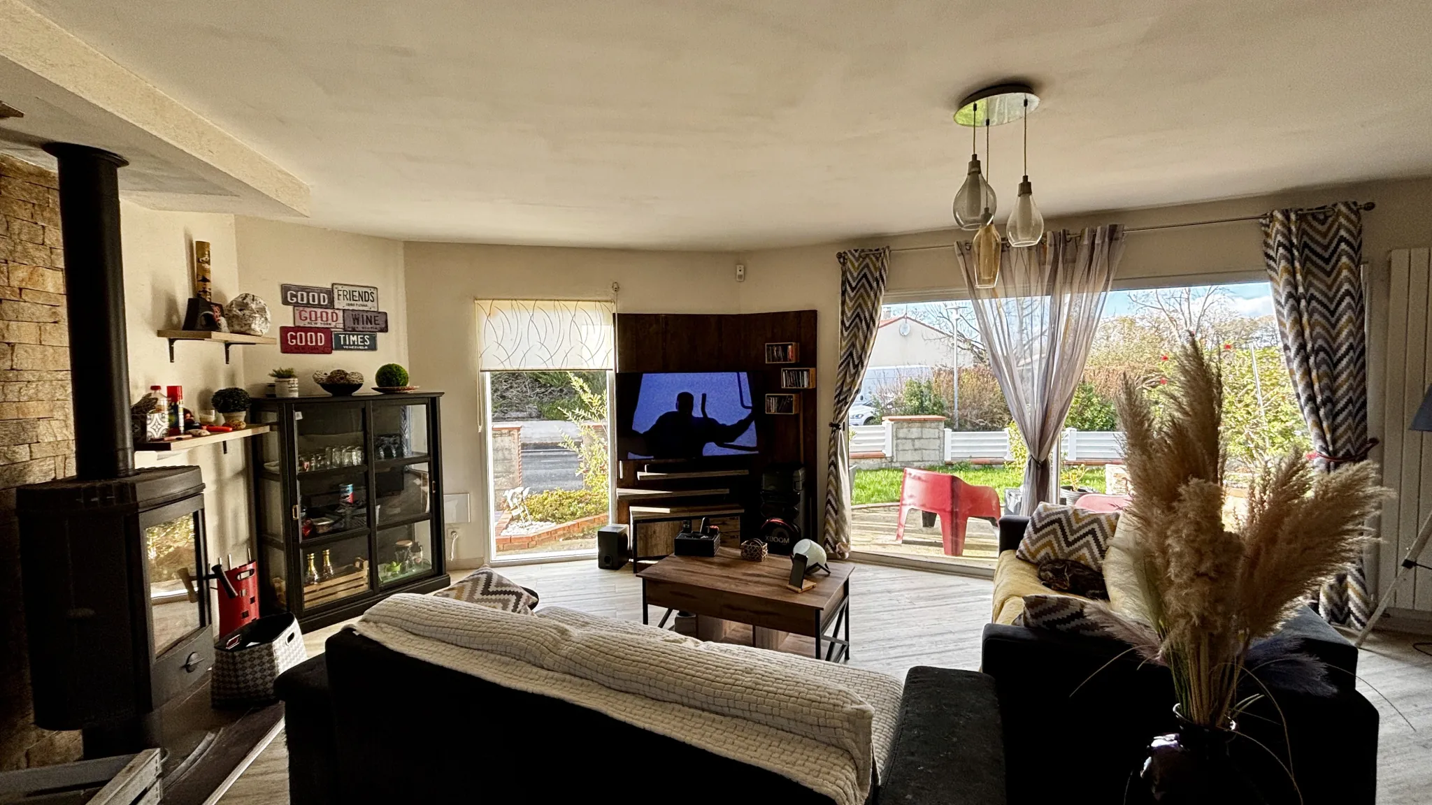 Maison de plain-pied à vendre à Chanteloup-les-Bois, 135 m², garage et terrasse