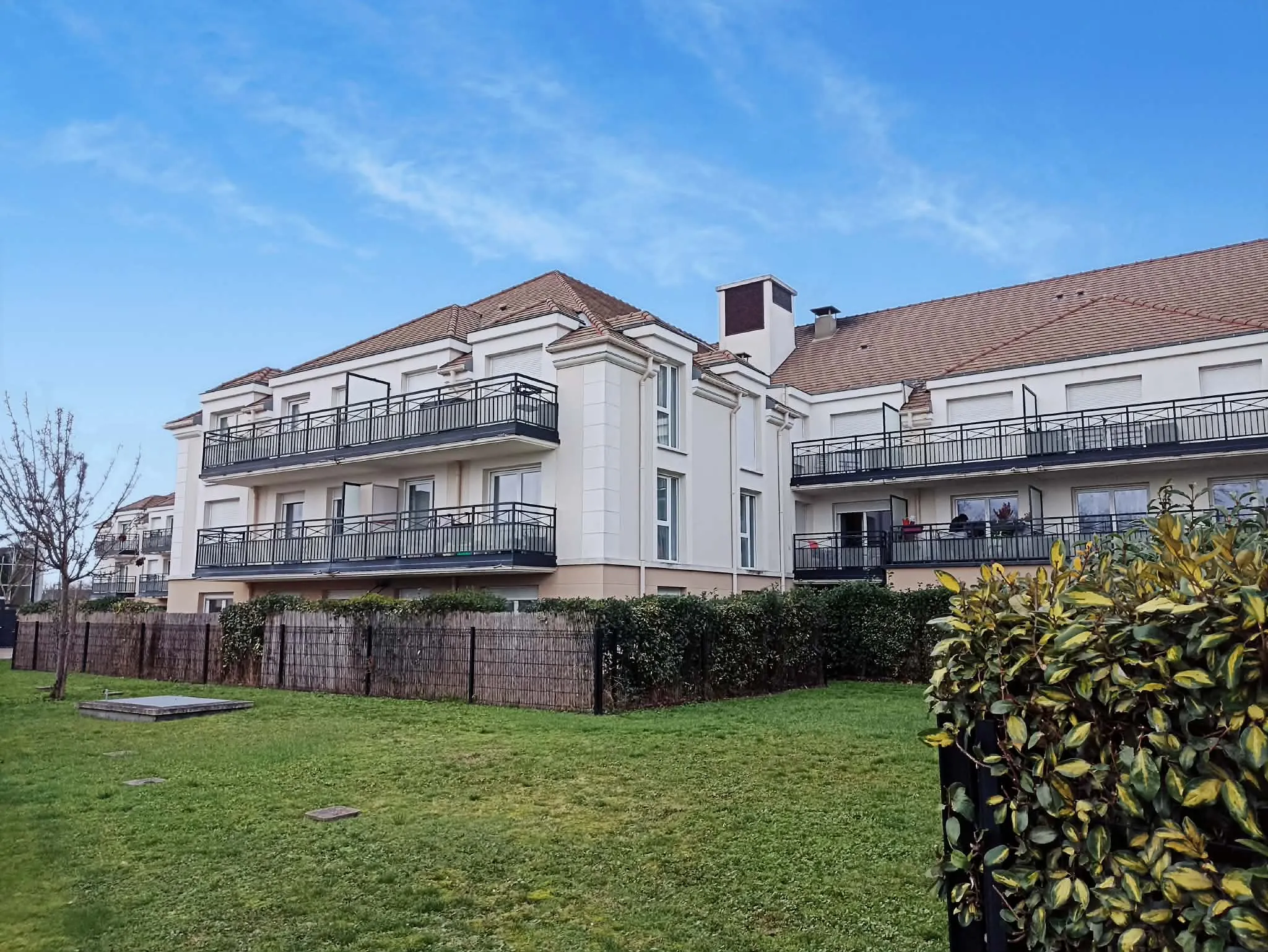 Appartement 4 pièces lumineux avec terrasse, parking et sécurité à Elisabethville