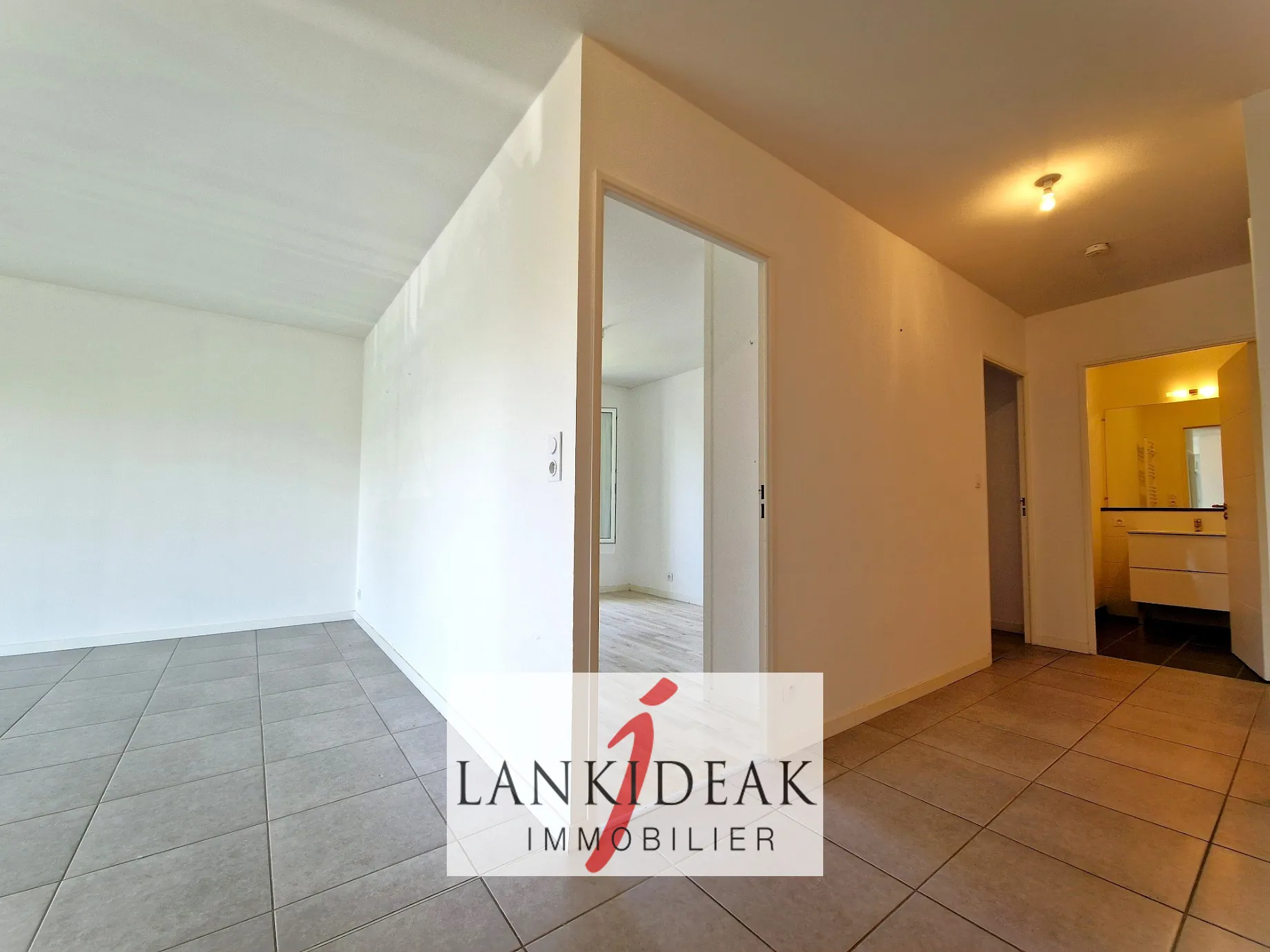 Appartement T3 rénové de 68 m² à Ustaritz avec terrasse et parking privé 