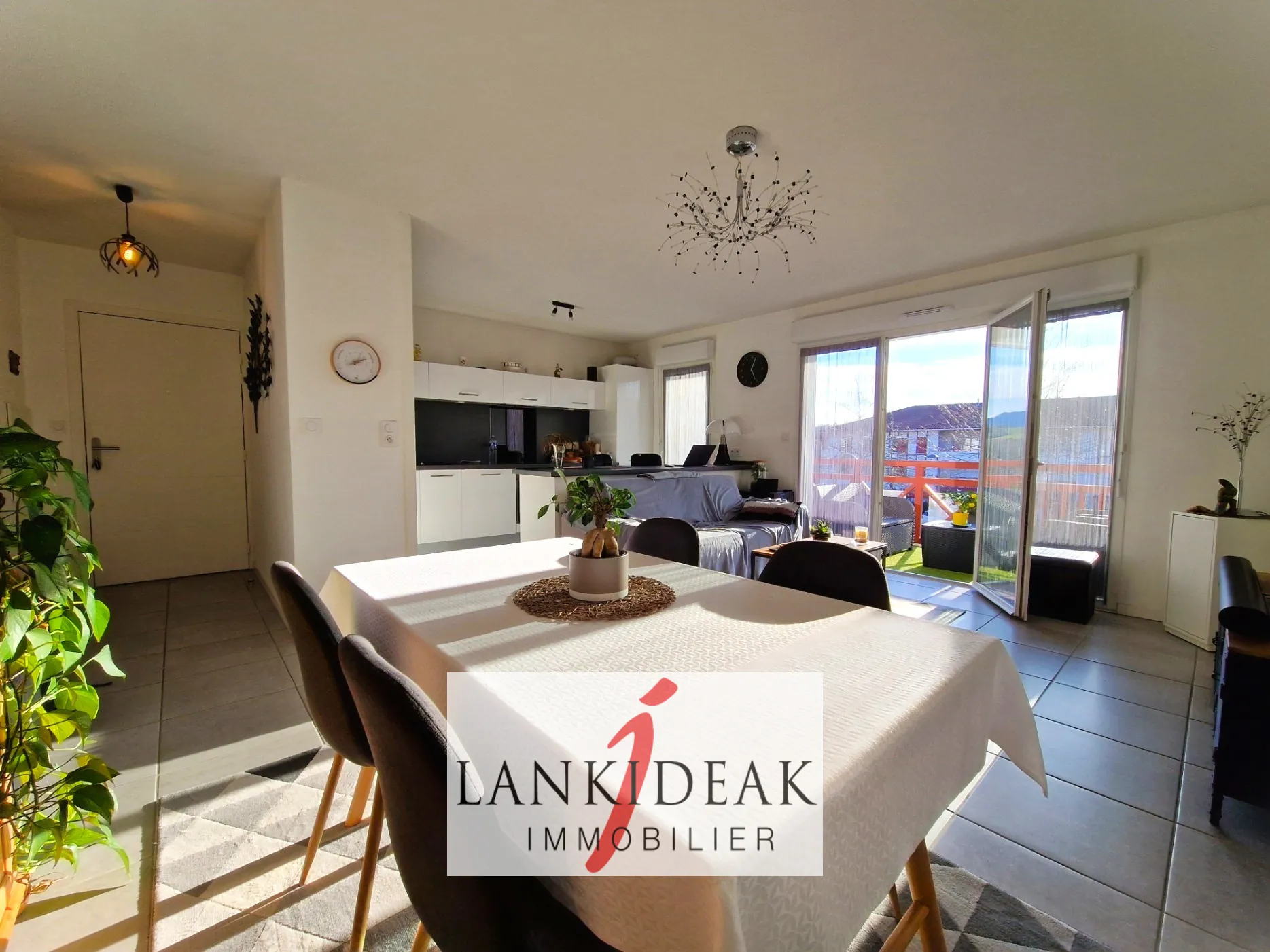 Appartement T3 rénové de 68 m² à Ustaritz avec terrasse et parking privé 