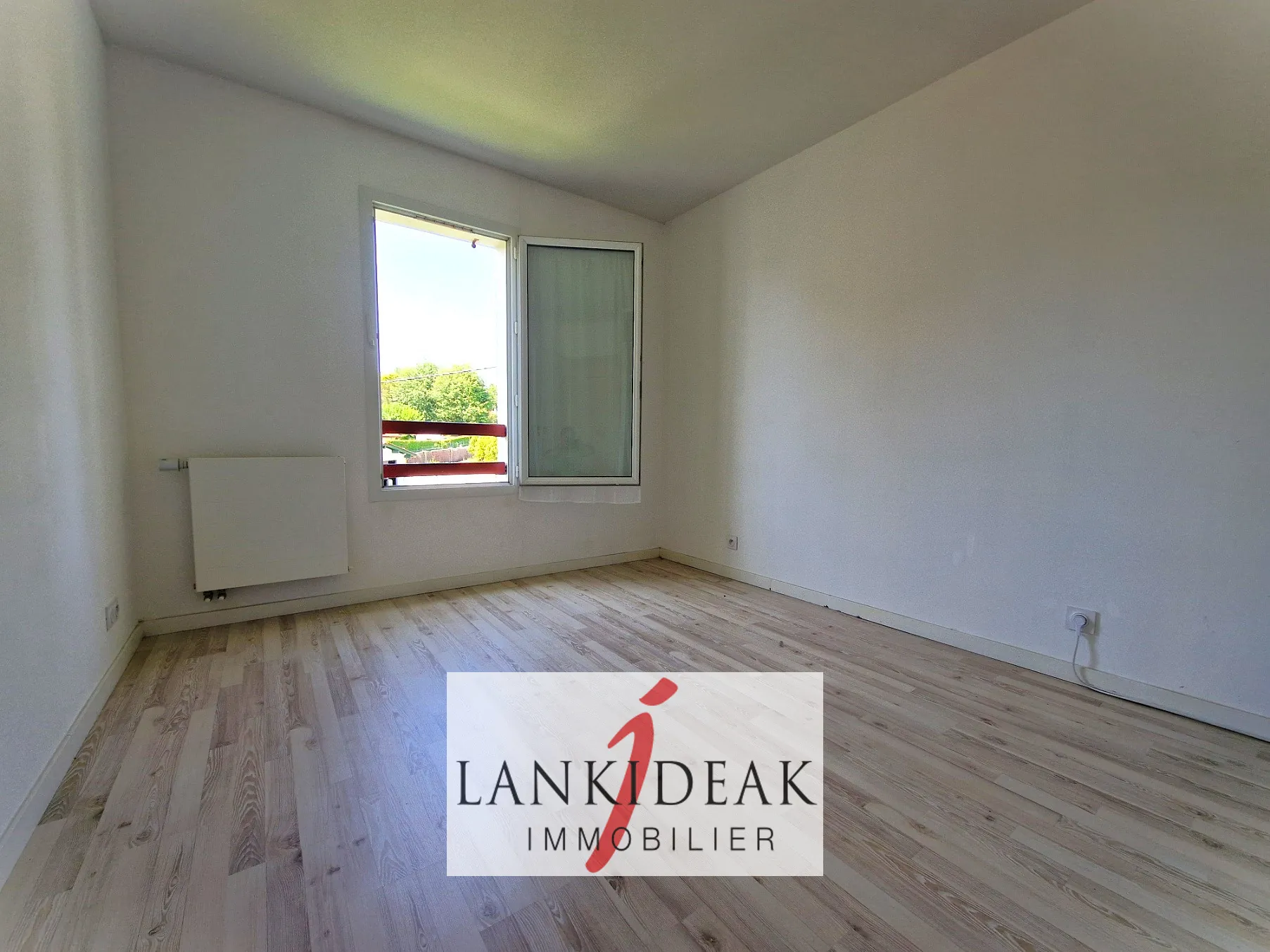 Appartement T3 rénové de 68 m² à Ustaritz avec terrasse et parking privé 