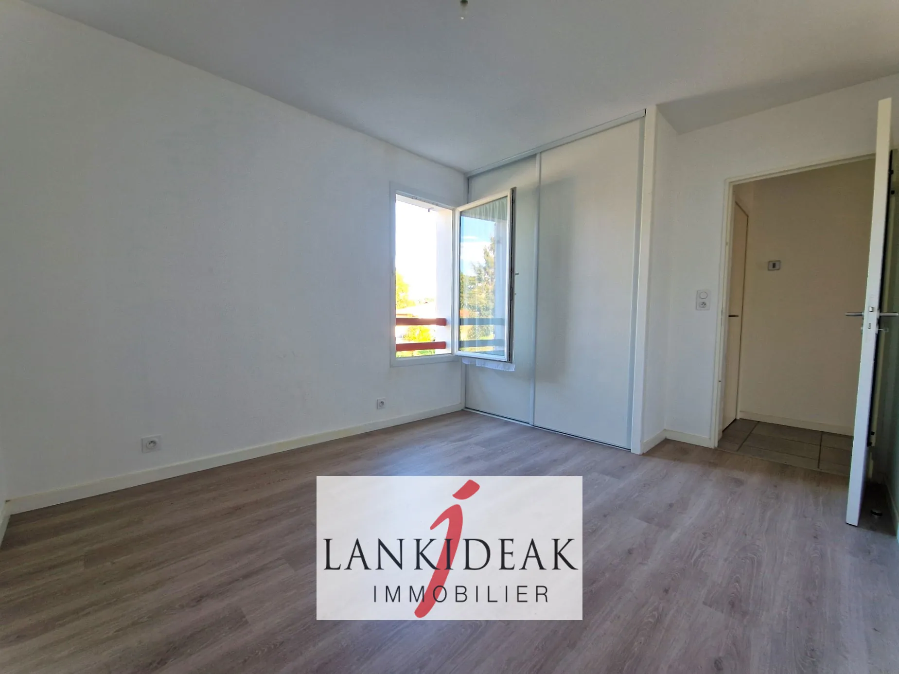 Appartement T3 rénové de 68 m² à Ustaritz avec terrasse et parking privé 