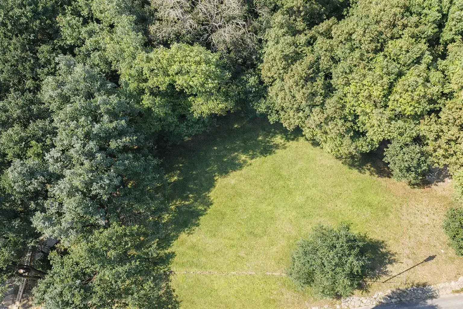 Terrain constructible et viabilisé à vendre à Beaulieu, environnement paisible 