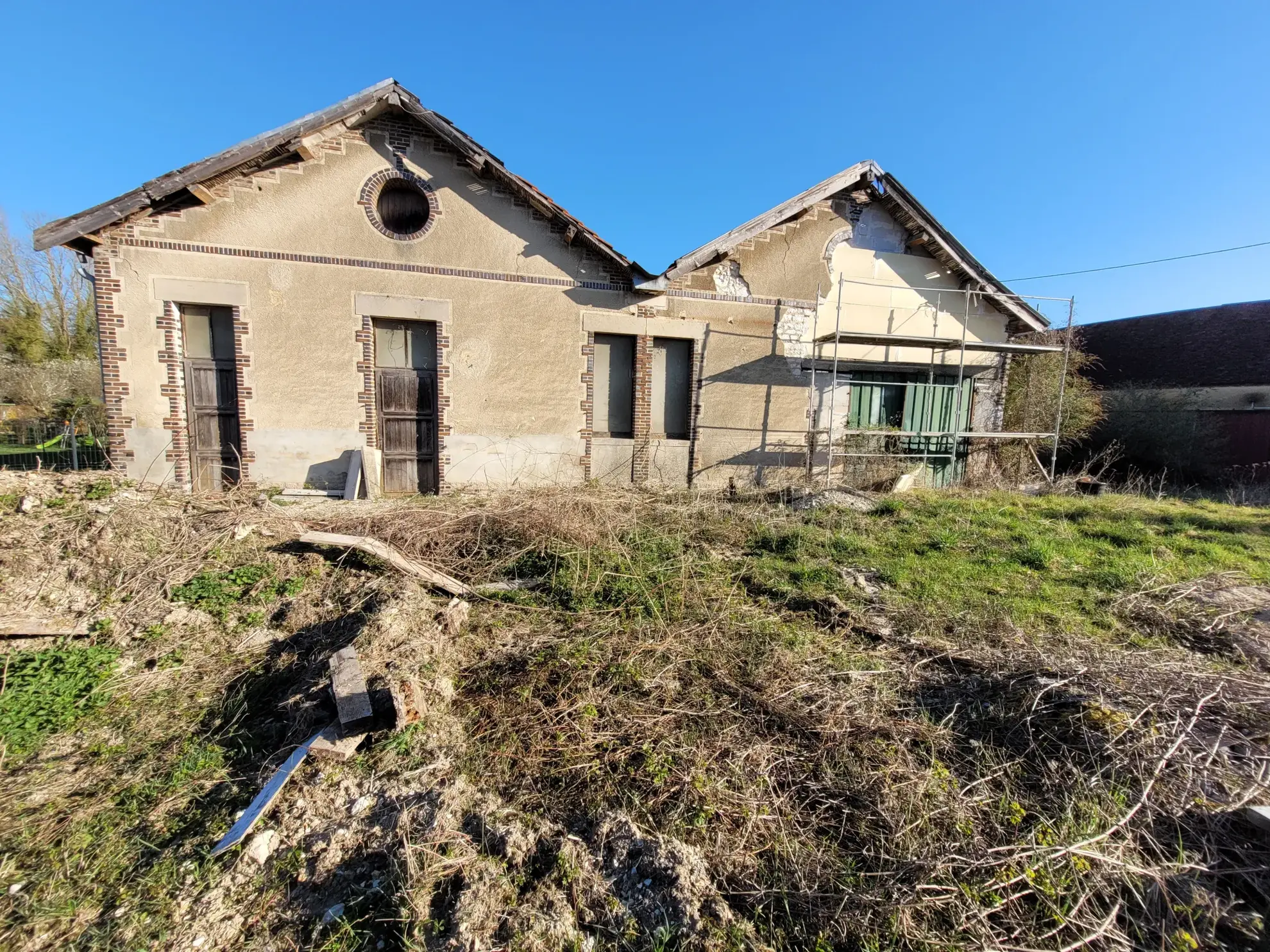 Bâtiment de 600 m² à rénover à Neuville-sur-Vanne, idéal investissement ou projet résidentiel