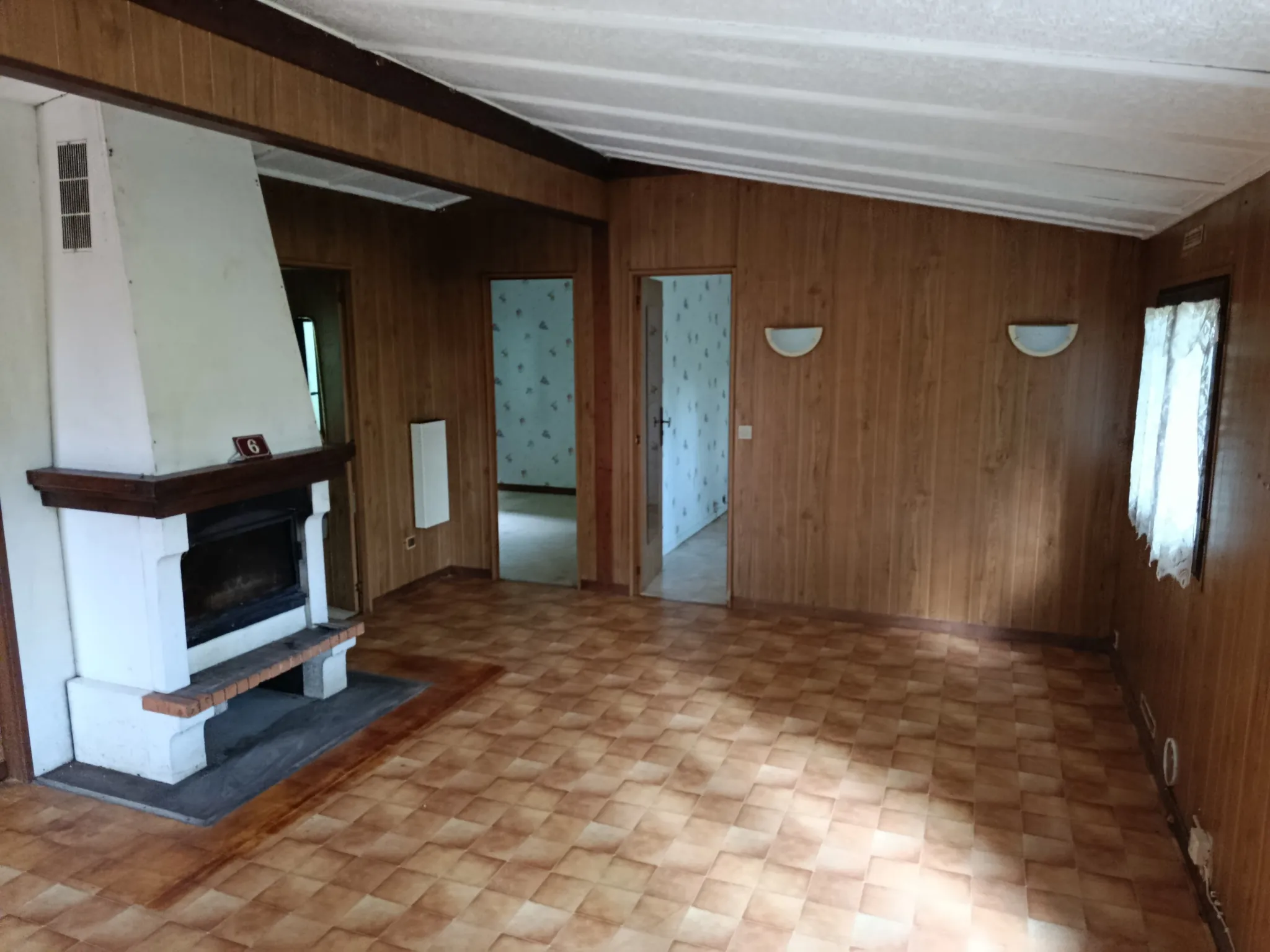 Maison à rénover avec 2 chambres sur terrain boisé près de Paris 