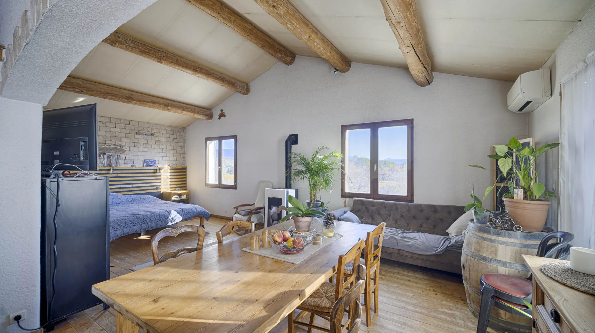 Maison de village en pierre avec terrasse et vue dégagée à Colonzelle 