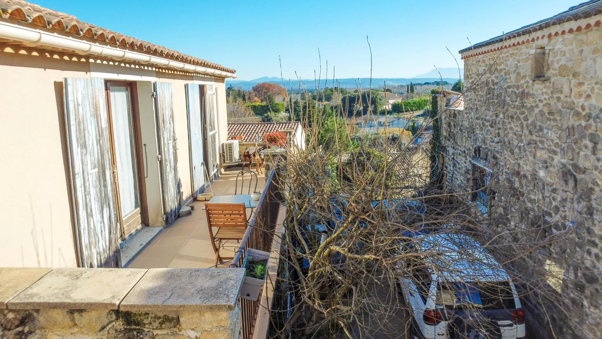 Maison de village en pierre avec terrasse et vue dégagée à Colonzelle 