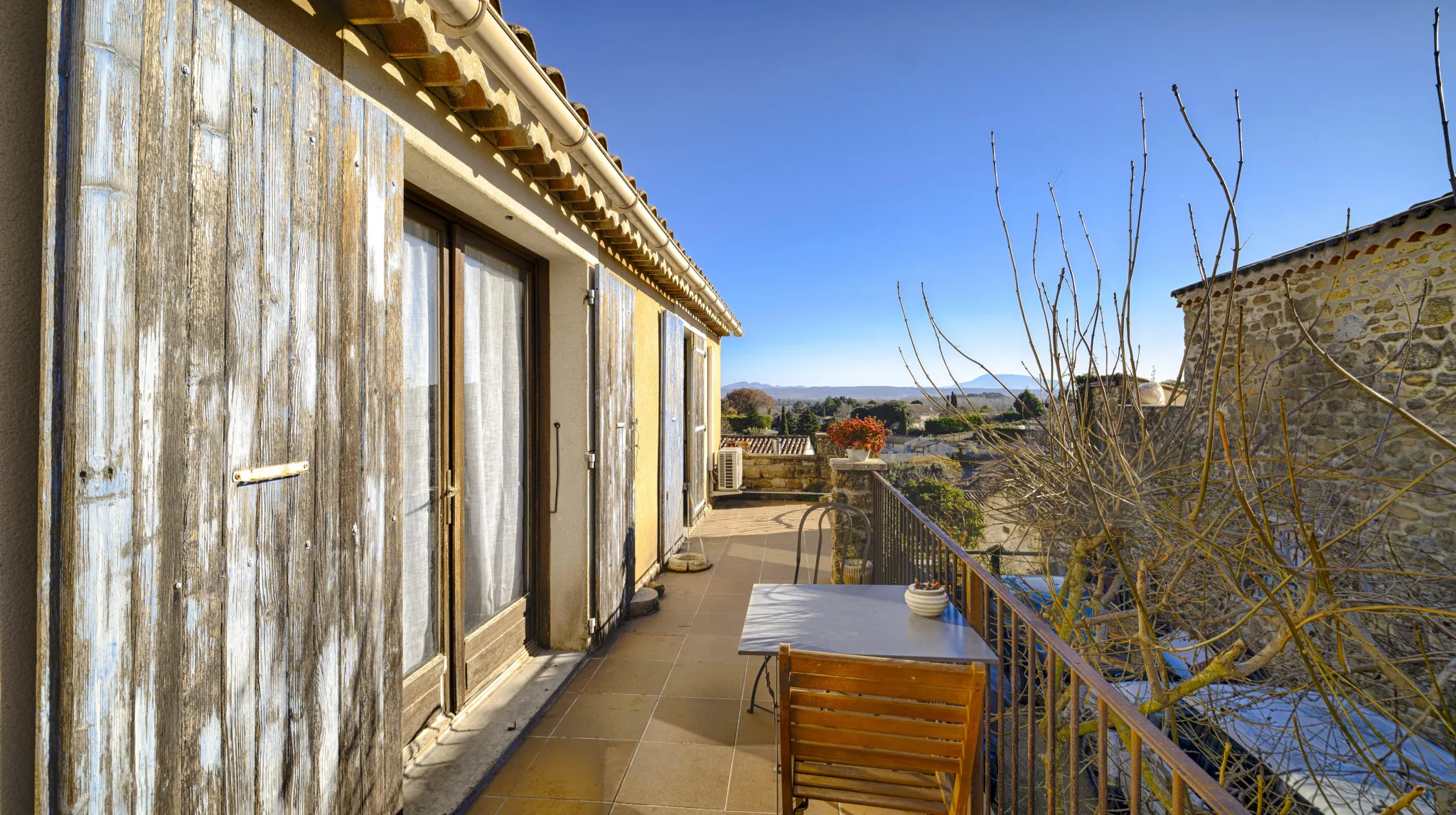 Maison de village en pierre avec terrasse et vue dégagée à Colonzelle 