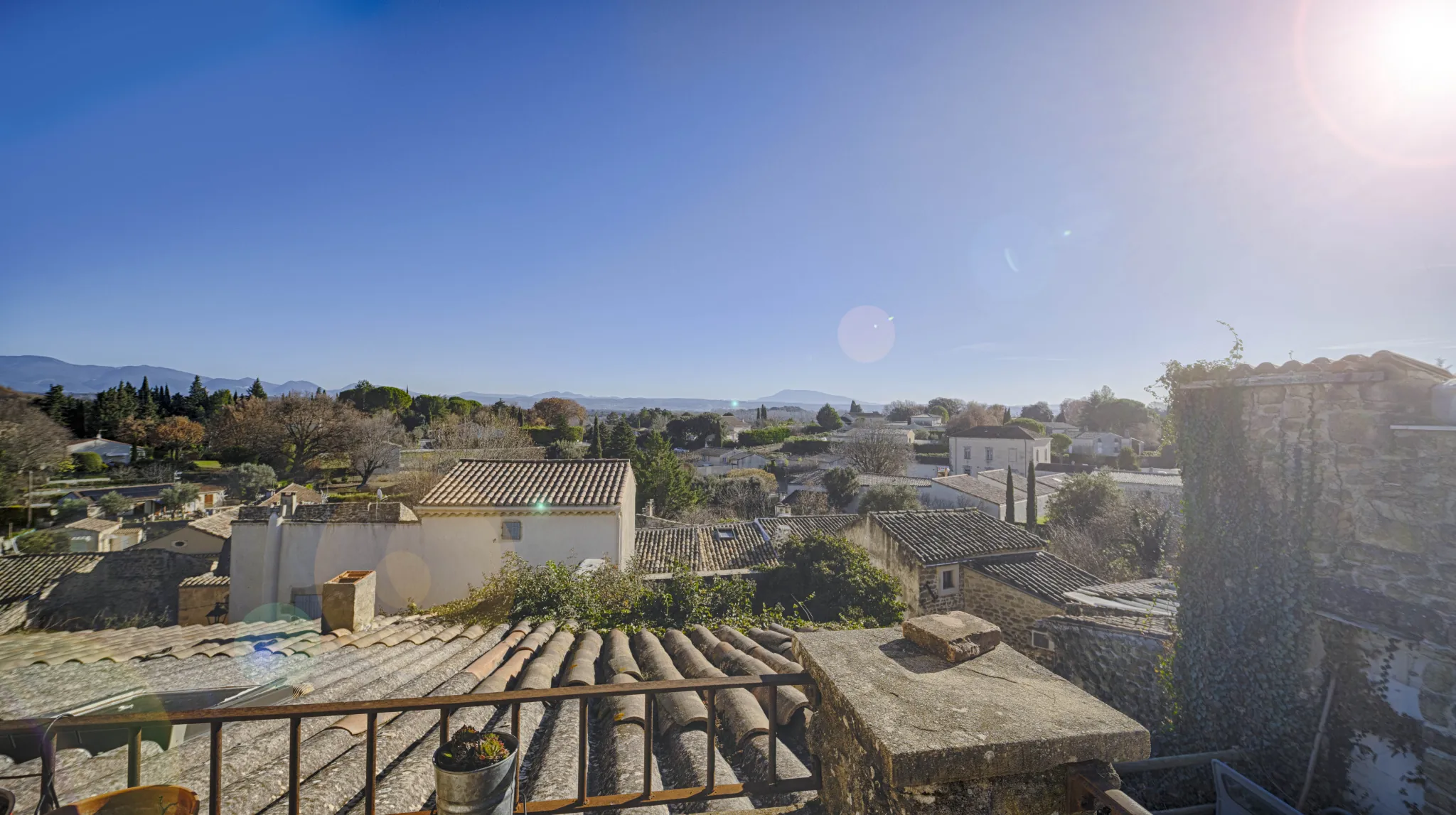 Maison de village en pierre avec terrasse et vue dégagée à Colonzelle 