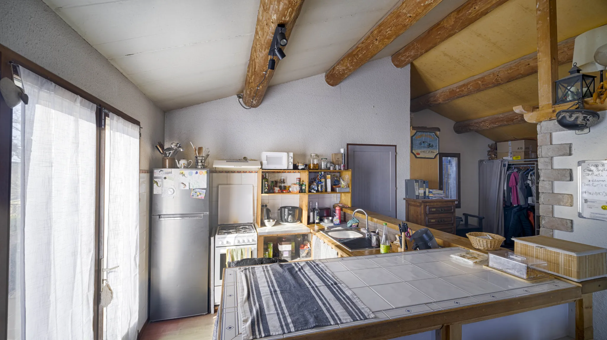 Maison de village en pierre avec terrasse et vue dégagée à Colonzelle 