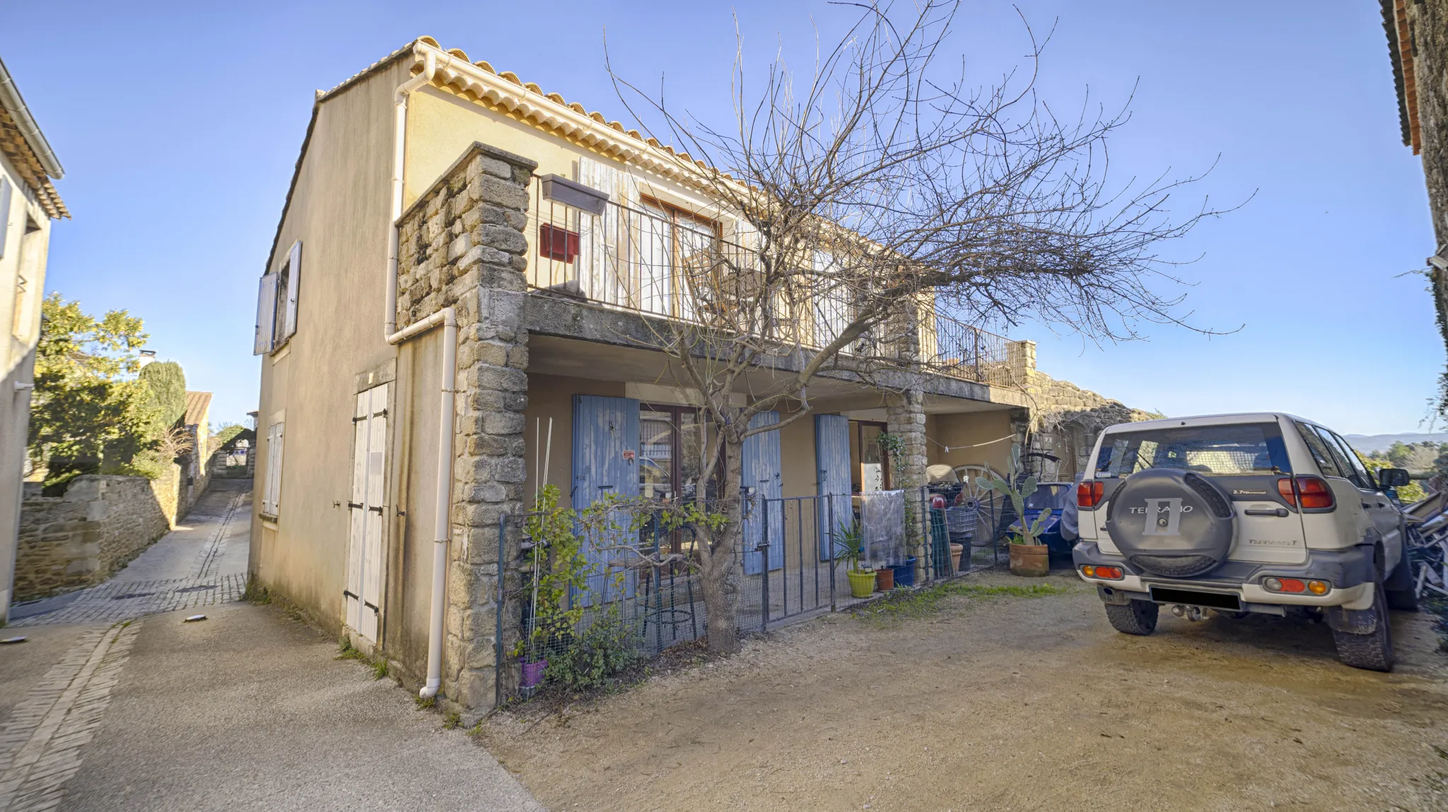 Maison de village en pierre avec terrasse et vue dégagée à Colonzelle 