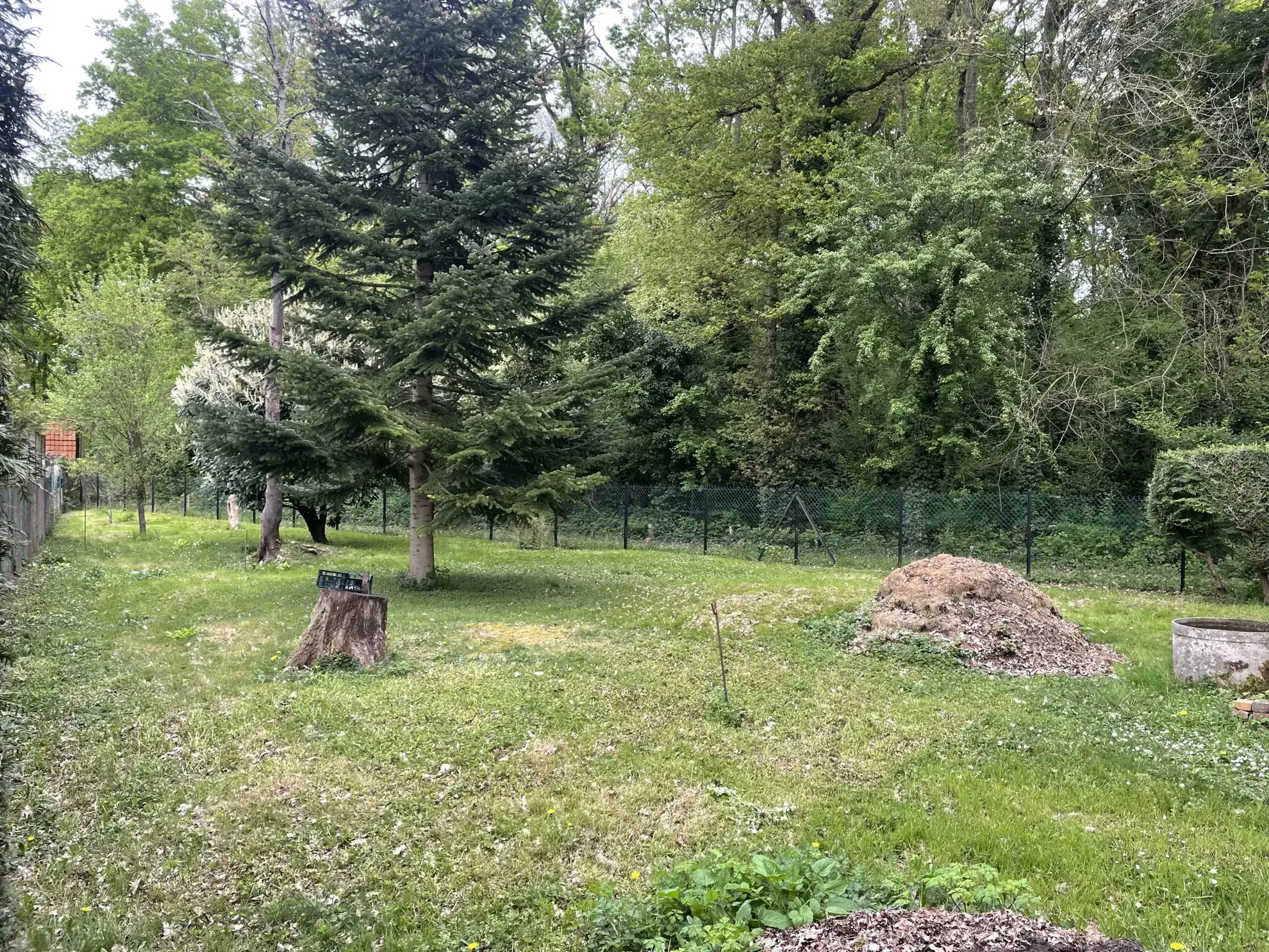 Terrain constructible de 844 m2 à Saint-Fargeau Village, environnement calme et proche des commodités