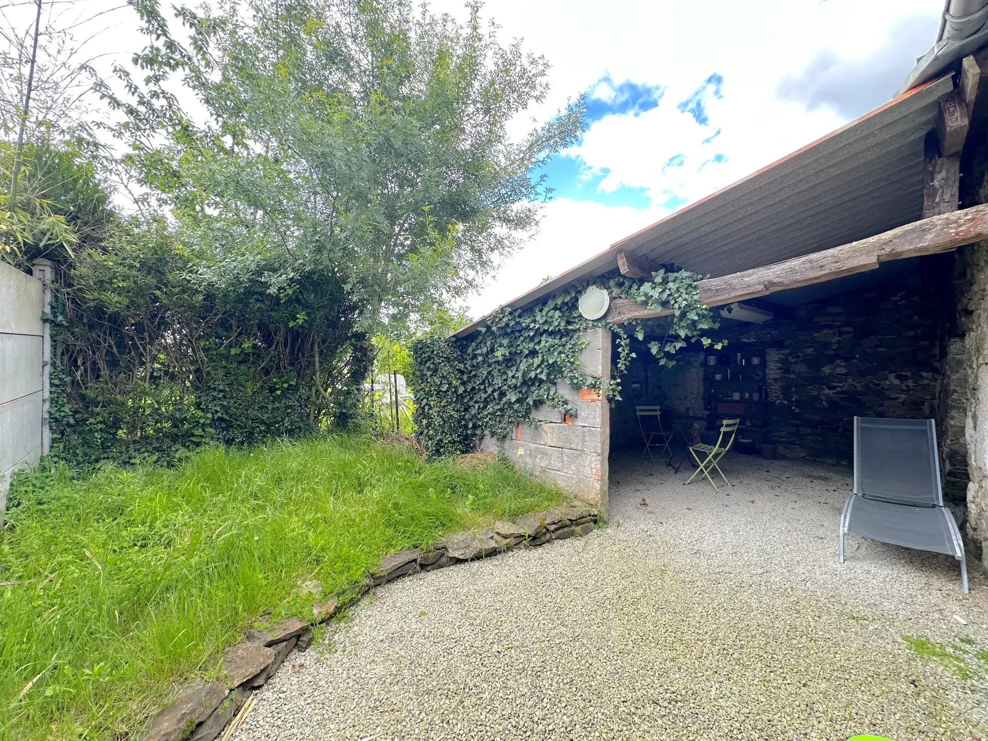 Maison 2 pièces à vendre au Pallet avec garage et jardin, proche de la gare 