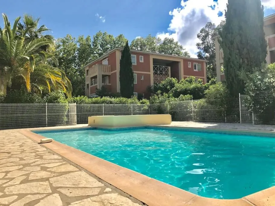 Appartement T3 avec terrasse, parking privé et piscine à La Seyne-sur-Mer Tamaris